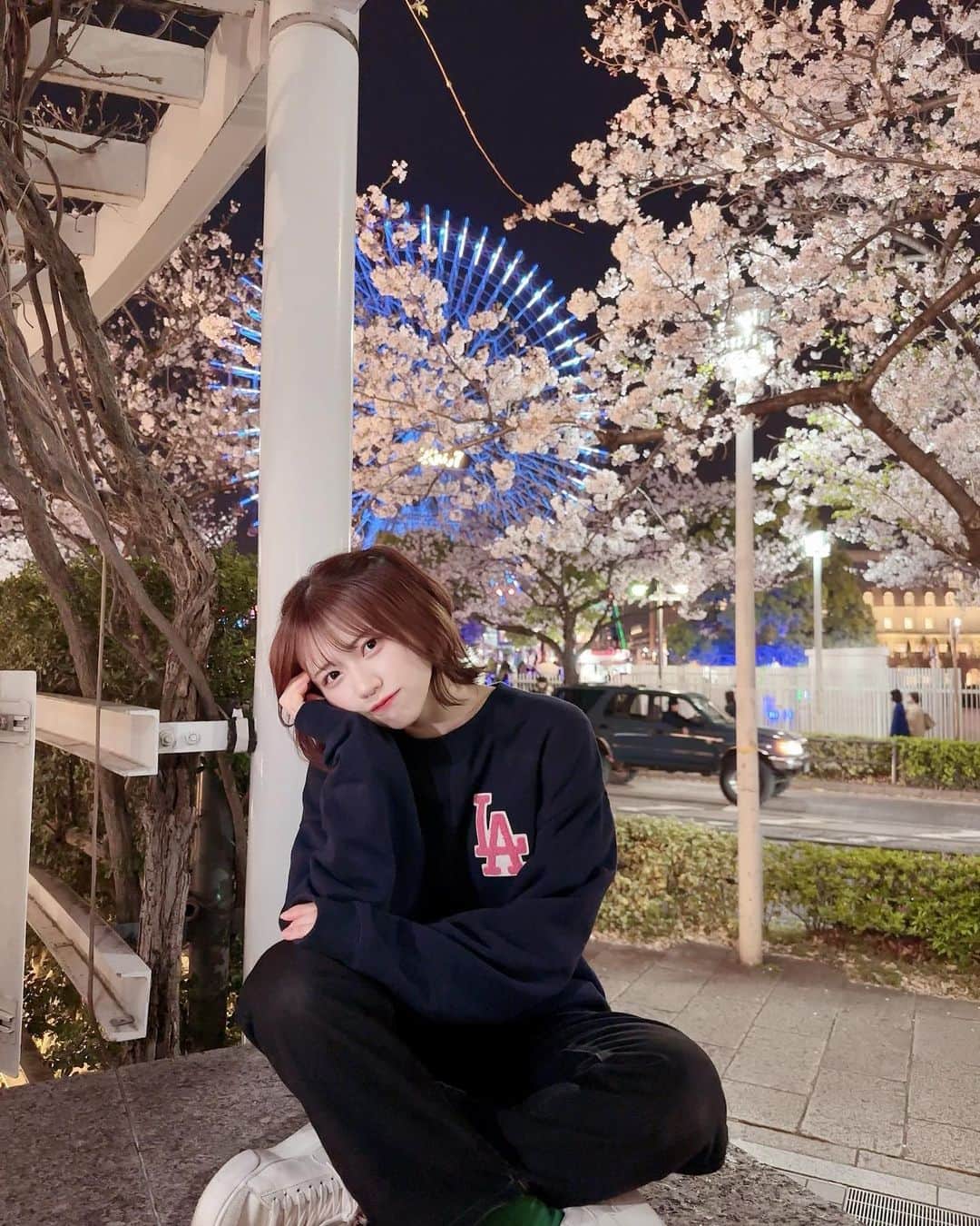 のインスタグラム：「☻☺︎☻☺︎🌸 ・ ね？きれいでしょ？ ・ わたしが ・ ・ 調子乗りました余裕でうそです☺️。 でもこの景色はほんっとに綺麗だった！ ・ ・ #夜桜 #みなとみらい #横浜 #153cm #観覧車 #ボブ #フォローミー #fashion #daily #cute #hair #girl #instafollow #ootd #followme #qhoto #japanese #instagood #좋아요그램 #셀카그램 #좋아요반사  #팔로우 #맞팔 #소통 #좋아요 #셀카  #팔로우미#전신 #귀여워」