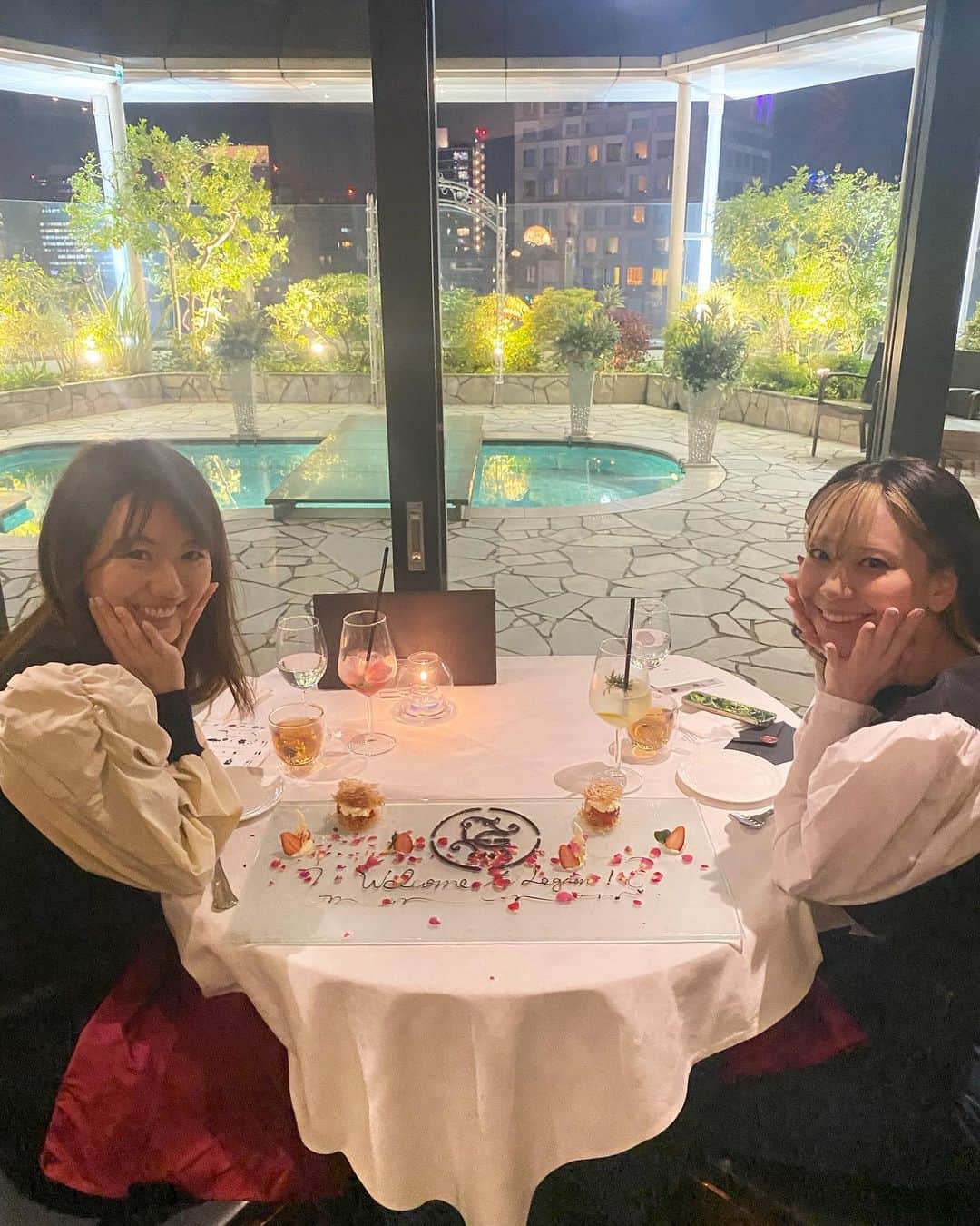 にゃんさんゴルフさんのインスタグラム写真 - (にゃんさんゴルフInstagram)「久々にきほちゃんとご飯〜🎶  THE LEGIAN TOKYO✨ アフタヌーンティーでは行ったことあるんだけど、夜は初めて🙆‍♀️  体験型？？で楽しかった🤣  帰りにきほちゃんのチーズタルトももらったよお🥰 久々に食べれてうれしかた＆安定の美味しさでした😻 @k_i_p_o_chi   そしてトップスほぼ一緒だった☺️🫶笑  #レギャン東京#東京グルメ#イノベーティブフュージョン #渋谷デート#渋谷記念日#渋谷女子会#渋谷フレンチ#渋谷ディナー#オシャレディナー#渋谷グルメ #渋谷駅 #shibuya#shibuyadinner#dinner#afternoontea#pool #supported#THELEGIANTOKYO」4月9日 21時59分 - miiiii0228