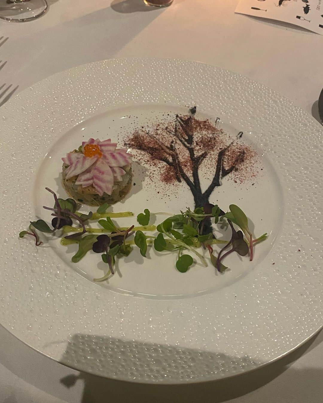 にゃんさんゴルフさんのインスタグラム写真 - (にゃんさんゴルフInstagram)「久々にきほちゃんとご飯〜🎶  THE LEGIAN TOKYO✨ アフタヌーンティーでは行ったことあるんだけど、夜は初めて🙆‍♀️  体験型？？で楽しかった🤣  帰りにきほちゃんのチーズタルトももらったよお🥰 久々に食べれてうれしかた＆安定の美味しさでした😻 @k_i_p_o_chi   そしてトップスほぼ一緒だった☺️🫶笑  #レギャン東京#東京グルメ#イノベーティブフュージョン #渋谷デート#渋谷記念日#渋谷女子会#渋谷フレンチ#渋谷ディナー#オシャレディナー#渋谷グルメ #渋谷駅 #shibuya#shibuyadinner#dinner#afternoontea#pool #supported#THELEGIANTOKYO」4月9日 21時59分 - miiiii0228