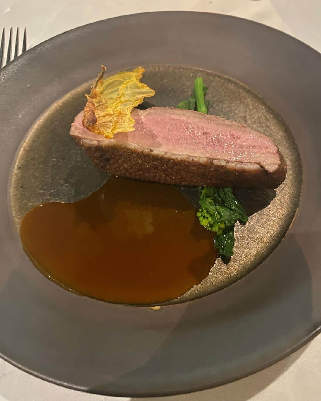 にゃんさんゴルフさんのインスタグラム写真 - (にゃんさんゴルフInstagram)「久々にきほちゃんとご飯〜🎶  THE LEGIAN TOKYO✨ アフタヌーンティーでは行ったことあるんだけど、夜は初めて🙆‍♀️  体験型？？で楽しかった🤣  帰りにきほちゃんのチーズタルトももらったよお🥰 久々に食べれてうれしかた＆安定の美味しさでした😻 @k_i_p_o_chi   そしてトップスほぼ一緒だった☺️🫶笑  #レギャン東京#東京グルメ#イノベーティブフュージョン #渋谷デート#渋谷記念日#渋谷女子会#渋谷フレンチ#渋谷ディナー#オシャレディナー#渋谷グルメ #渋谷駅 #shibuya#shibuyadinner#dinner#afternoontea#pool #supported#THELEGIANTOKYO」4月9日 21時59分 - miiiii0228