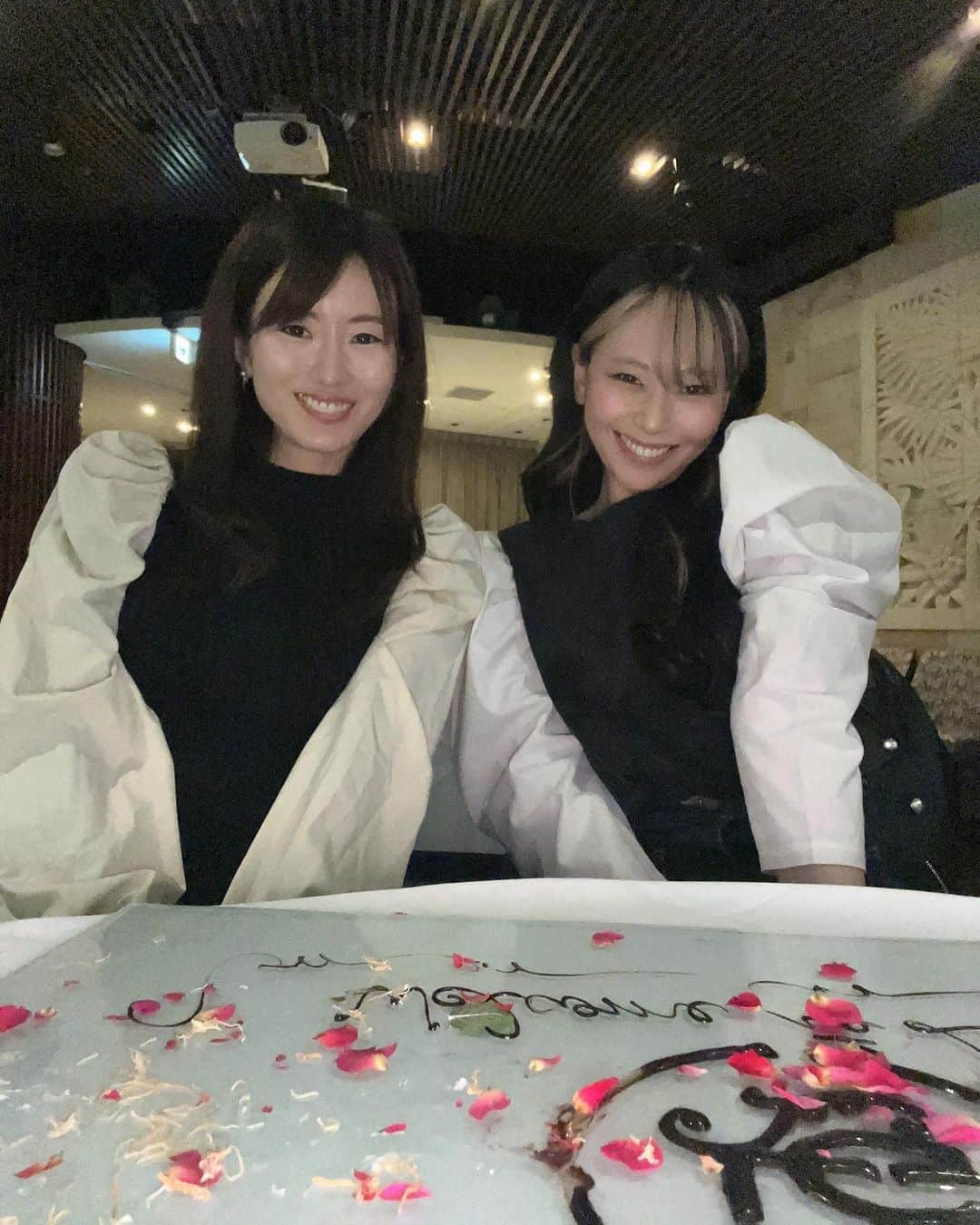 にゃんさんゴルフさんのインスタグラム写真 - (にゃんさんゴルフInstagram)「久々にきほちゃんとご飯〜🎶  THE LEGIAN TOKYO✨ アフタヌーンティーでは行ったことあるんだけど、夜は初めて🙆‍♀️  体験型？？で楽しかった🤣  帰りにきほちゃんのチーズタルトももらったよお🥰 久々に食べれてうれしかた＆安定の美味しさでした😻 @k_i_p_o_chi   そしてトップスほぼ一緒だった☺️🫶笑  #レギャン東京#東京グルメ#イノベーティブフュージョン #渋谷デート#渋谷記念日#渋谷女子会#渋谷フレンチ#渋谷ディナー#オシャレディナー#渋谷グルメ #渋谷駅 #shibuya#shibuyadinner#dinner#afternoontea#pool #supported#THELEGIANTOKYO」4月9日 21時59分 - miiiii0228