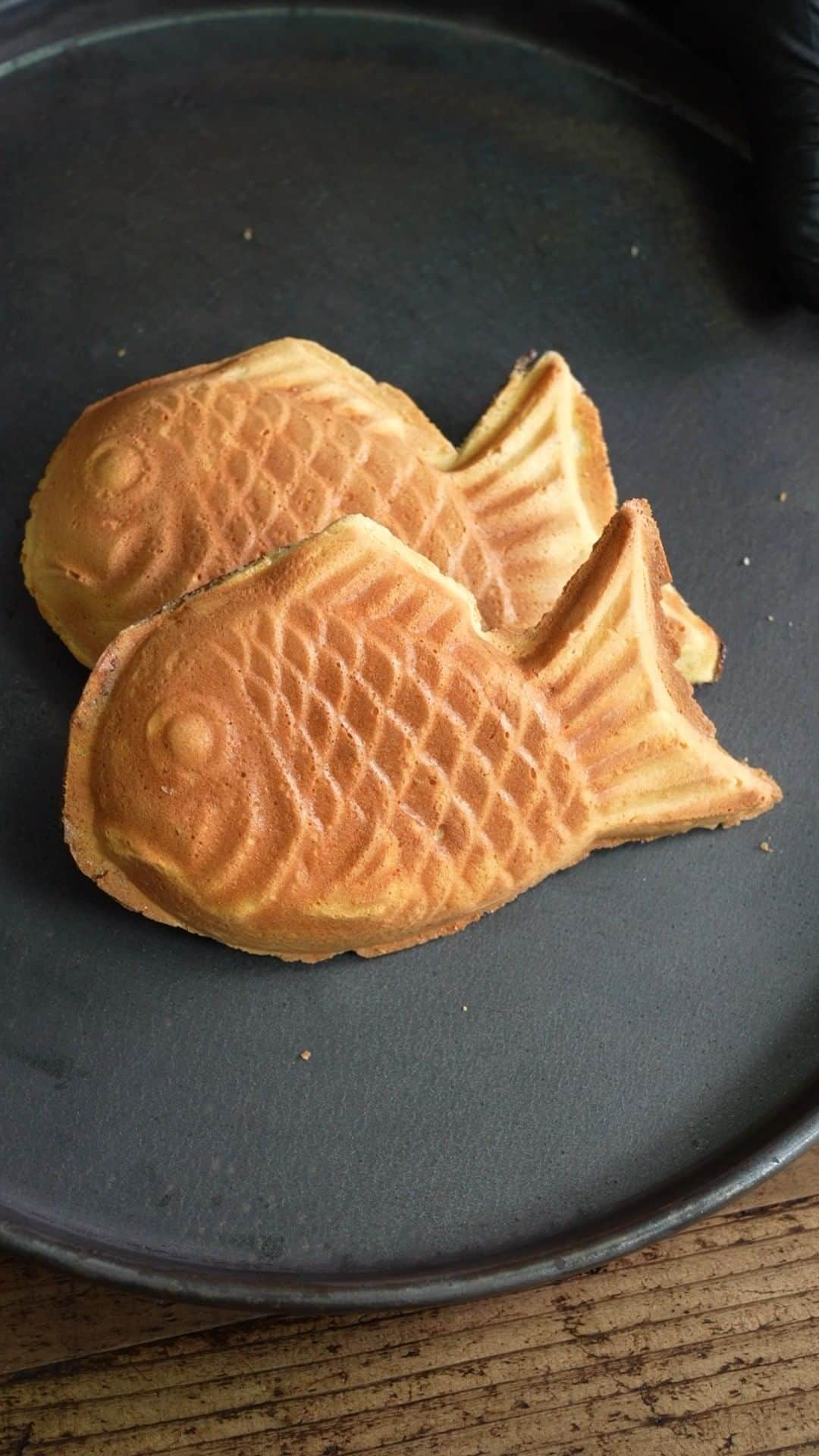 チョコレートカカオのインスタグラム：「Taiyaki chocolate and cherry blossoms bean paste 桜あんのたい焼きショコラ  YouTube https://youtube.com/shorts/1BHLbZz9YcY  Cacao ! ∴∵ゞ(´ω`*) ♪  This time it is taiyaki. Chocolate ganache is wrapped in cherry blossom bean paste and stuffed into a taiyaki. It was very delicious. May the cacao be with you !  [Ingredients] 1/2 Egg 20g Sugar 5g Baking powder 90ml Milk Sakura bean paste 60g Chocolate 56%  60g Fresh cream 36%  #Youtube #youtuber #ASMR #foodie #chocolate #foodpics #instafood #dessertporn #foodporn #レシピ #スイーツ #yummy #recipe #patisserie #recette #手作りお菓子 #video #cooking #fondantauchocolat #melty #ganache #chocolat #seabream #taiyaki #たい焼き #桜あん #waffles #fish」