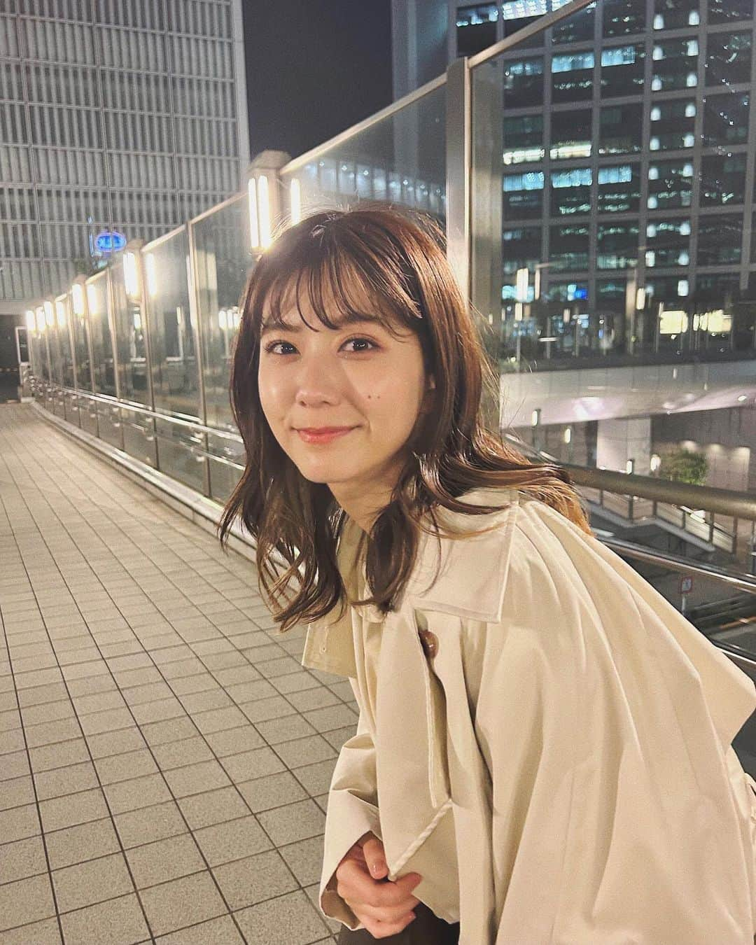 清水麻璃亜のインスタグラム：「* 嬉しいお仕事の後のわたし🌃 わくわくしたから遠回りのお散歩しながら帰った☺︎ 東京の夜って光が沢山あるのが綺麗で好きです💡」