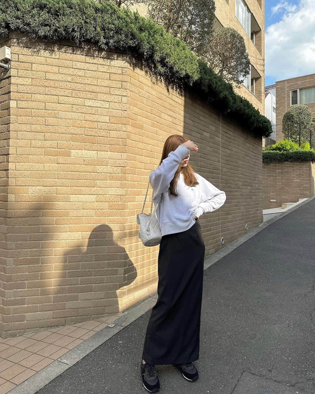 のインスタグラム：「🌳🌸🦨 ㅤㅤㅤㅤㅤㅤㅤㅤㅤㅤㅤㅤㅤ １週間があっという間に過ぎますなぁ ㅤㅤㅤㅤㅤㅤㅤㅤㅤㅤㅤㅤㅤㅤㅤㅤㅤㅤㅤㅤㅤㅤㅤㅤㅤㅤ  、、、東京ポストはつづきます。🗼笑 わたしもブルピンちゃん行きたかったー じぇんどぅぎ🥲🤍 ㅤㅤㅤㅤㅤㅤㅤㅤㅤㅤㅤㅤㅤ  ㅤㅤㅤㅤㅤㅤㅤㅤㅤㅤㅤㅤㅤ #スウェット#ロゴスウェット#ワンピース#キャミワンピ#ブラックスニーカー#トレーナーコーデ#スウェットコーデ#トレーナー#スウェットシャツ#ブラックコーデ#モノトーンコーデ#モノトーン#スニーカーコーデ#ワンピースコーデ#春服#春コーデ#大人カジュアル#도쿄여행#shoponpon」
