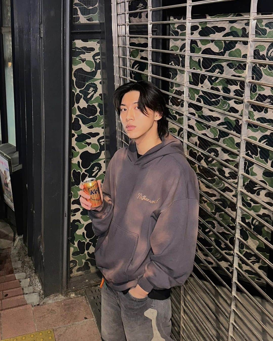 キム・インシクのインスタグラム：「입에 닿을 땐 부드럽게 목넘김은 강렬하게  #광고 #켈리 #라거의반전」