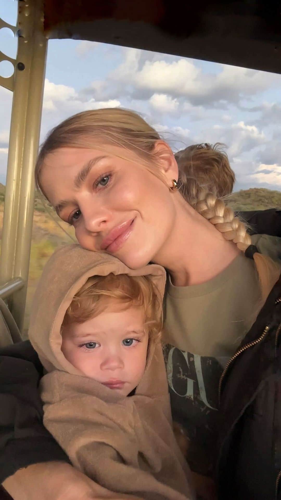 エレナ・ペルミノヴァのインスタグラム：「Happy safari with my sunshine🦒🐘🐊🦍🦓 Впечатления Сашули От Намибии 🥰 #lenagoestoafrica」