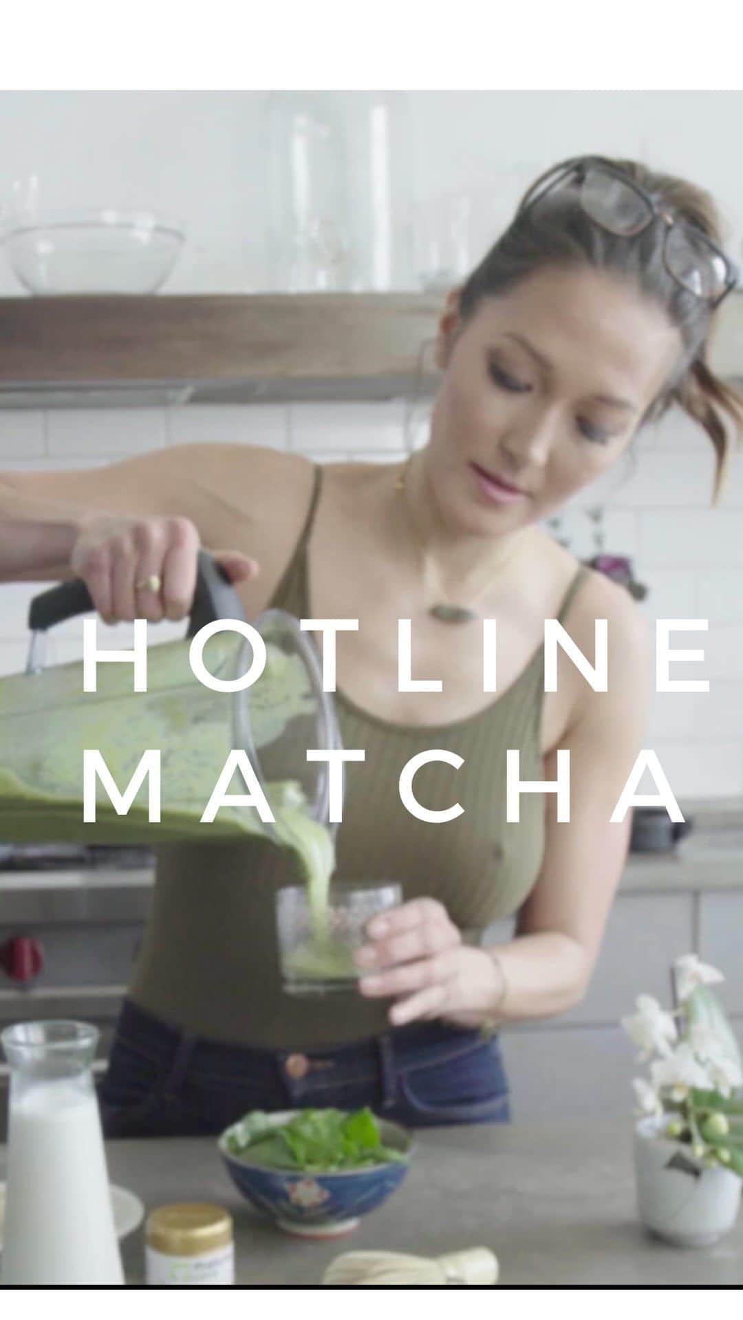 キャンディス・クマイのインスタグラム：「☎️ HOTLINE MATCHA 🍵 CANDICE at your assistance: How can we help? MATCHA 🍵 MORNING SMOOTHIE  INGREDIENTS 1 1⁄2 cups unsweetened almond milk or coconut milk  2 cups organic baby spinach 1  frozen banana 🍌 (try pineapple 🍍 too) 2 teaspoons matcha green tea powder (try my fave, @matchalove) 1 cup ice (optional) try @athleticgreens greens or a protein powder you love 💗  DIREX Add all ingredients into a @vitamix and blend until ready to drink. Enjoy. 🍵🍵🍵🍵」