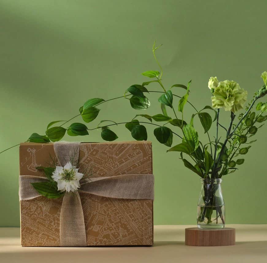 My Little Box Japanのインスタグラム：「Mood of Box💚  4月ボックスは肌への心地よさを実感できる スキンケアアイテムや、普段のライフスタイルを豊かにするアイテムをお届け！  受け取るのが待ちきれない？🎁  #mylittlebox #マイリトルボックス」