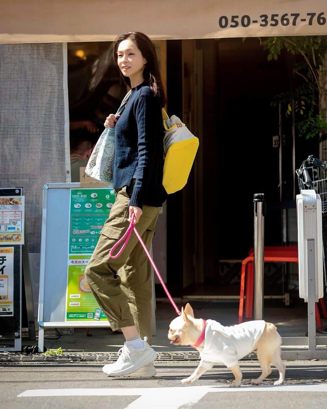 川原亜矢子さんのインスタグラム写真 - (川原亜矢子Instagram)「春を愉しむ #frenchbulldog #dog #tokyo #フレンチブルドッグ #フレブル #散歩 #春」4月9日 22時15分 - ayakokawahara