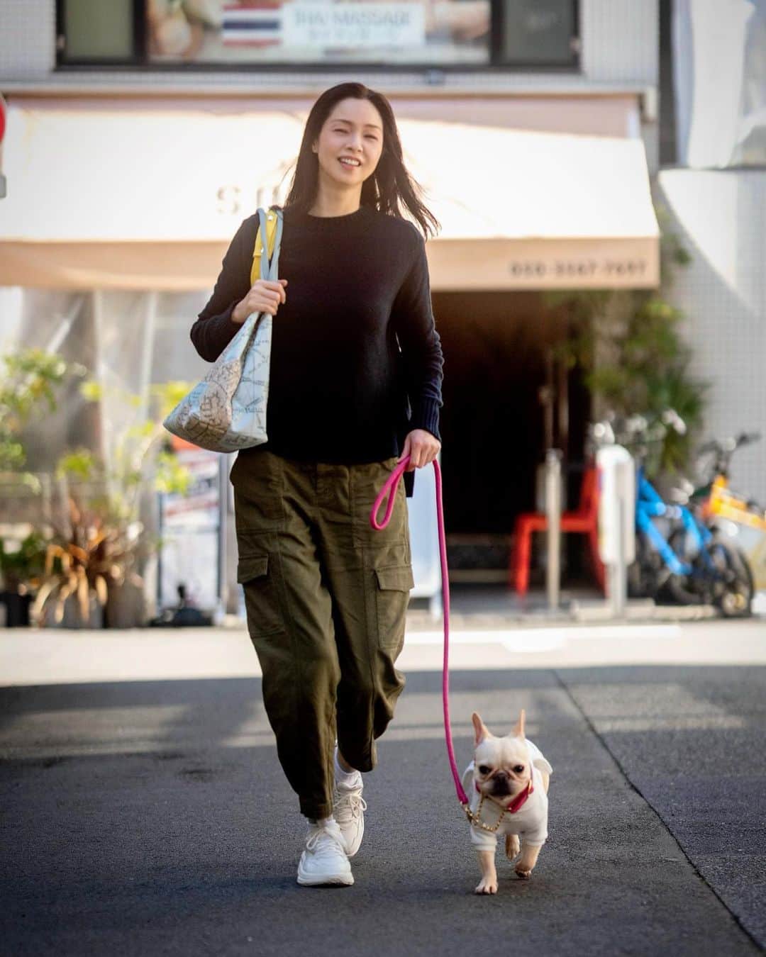 川原亜矢子さんのインスタグラム写真 - (川原亜矢子Instagram)「春を愉しむ #frenchbulldog #dog #tokyo #フレンチブルドッグ #フレブル #散歩 #春」4月9日 22時15分 - ayakokawahara