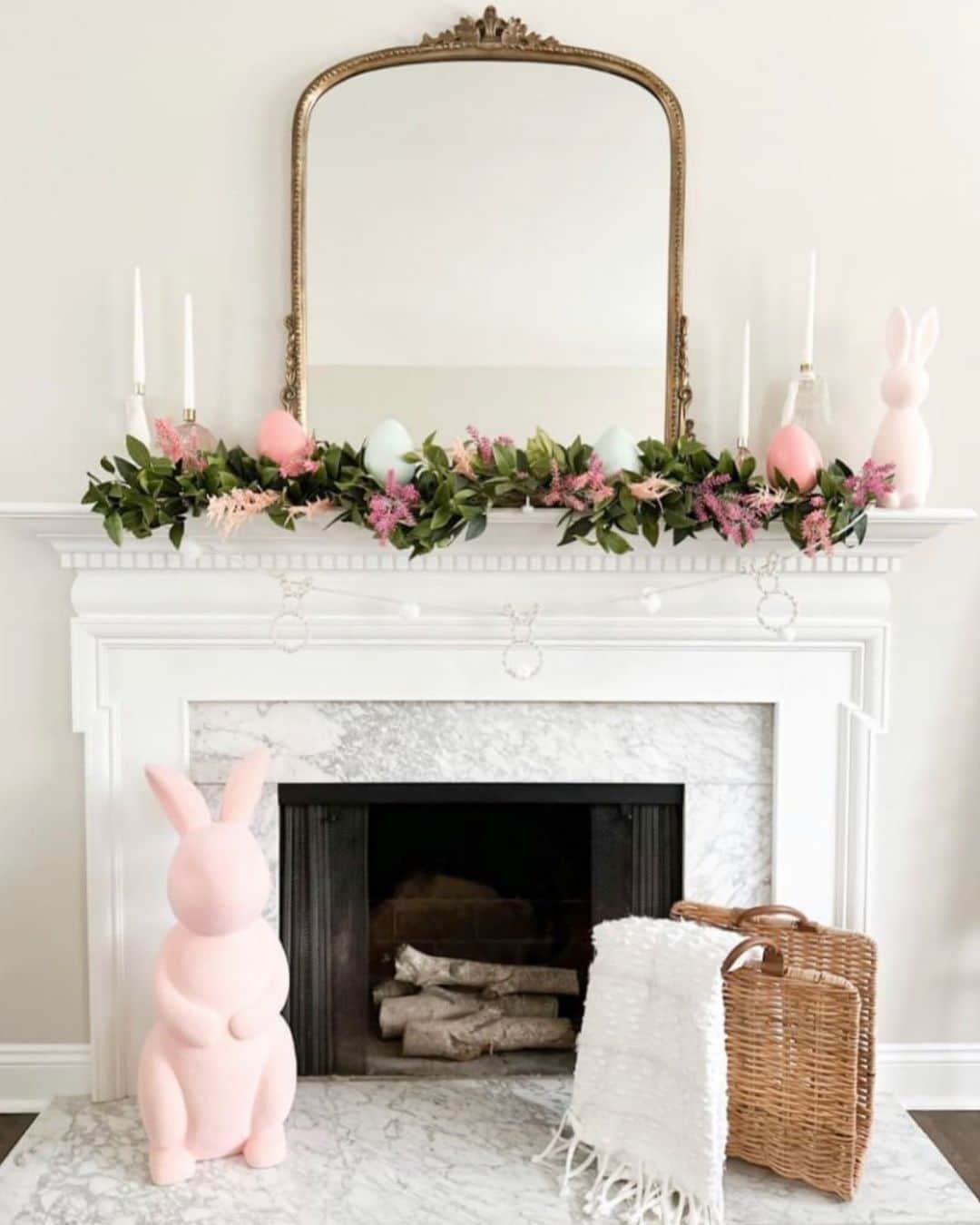 のインスタグラム：「Happy Easter to everybunny who celebrates!🐰(📸: @kellcaruso)」