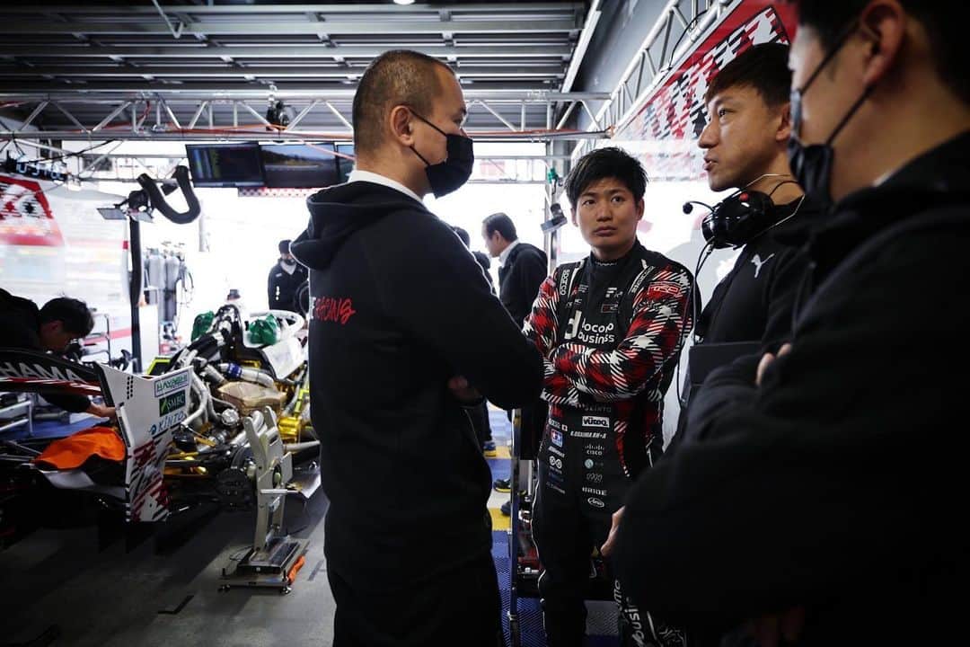 大嶋和也のインスタグラム：「SF第1戦、2戦9位と11位でした！ まだまだ課題だらけですが去年よりも確実に成長出来ていて前向きなレースが出来ました！ みんなで上を目指して頑張るので引き続き応援よろしくお願いします！  #ROOKIERacing #ルーキーレーシング  #docomobusiness  #superfomula #スーパーフォーミュラ #三橋仁明」