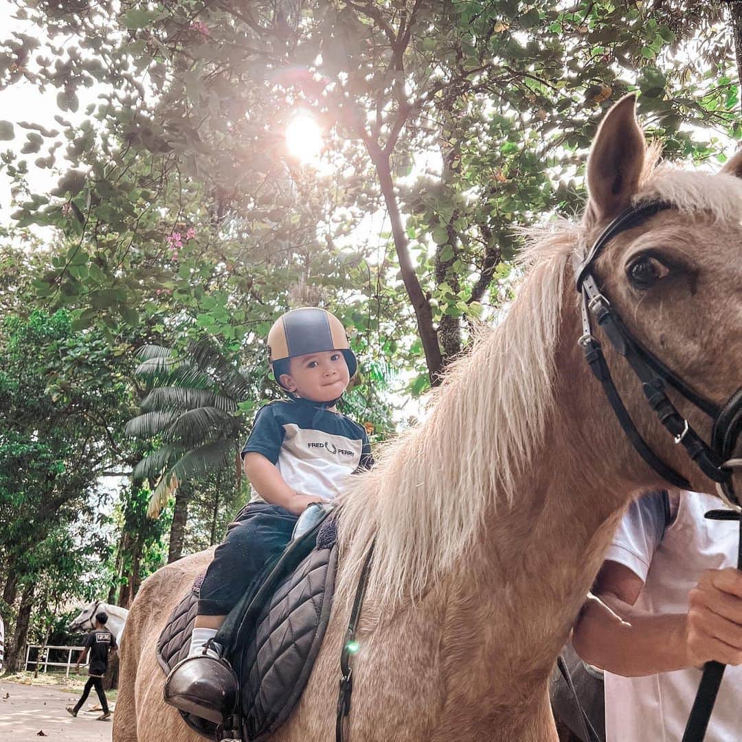 Zaskia Sungkarのインスタグラム：「My little equestrian 🥰🐴  MasyaaAllah Tabarakallah」