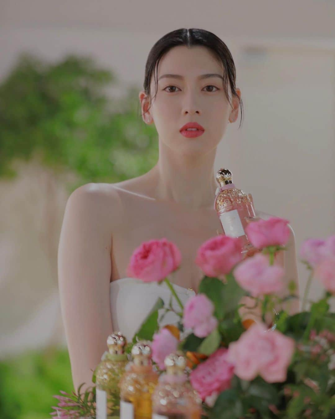 三吉彩花さんのインスタグラム写真 - (三吉彩花Instagram)「-GUERLAIN-  GUERLAIN AQUA ALLEGORIA  5月1日よりゲランのサステナビリティを体現するコレクション 〈アクア アレゴリア〉から自然の恵みである 稀少な“素材”にフォーカスしたオーデトワレ 〈アクア アレゴリア ハーベスト〉が発売。 私のお気に入りはベチバー🌿  ミツバチ保護活動や女性養蜂家の育成支援など サステナビリティに関する活動に 積極的に取り組んでいるゲラン。  4月12日~18日の期間中 阪急うめだ本店で先行発売。  @guerlain  #ゲラン #アクアアレゴリア」4月9日 22時19分 - miyoshi.aa