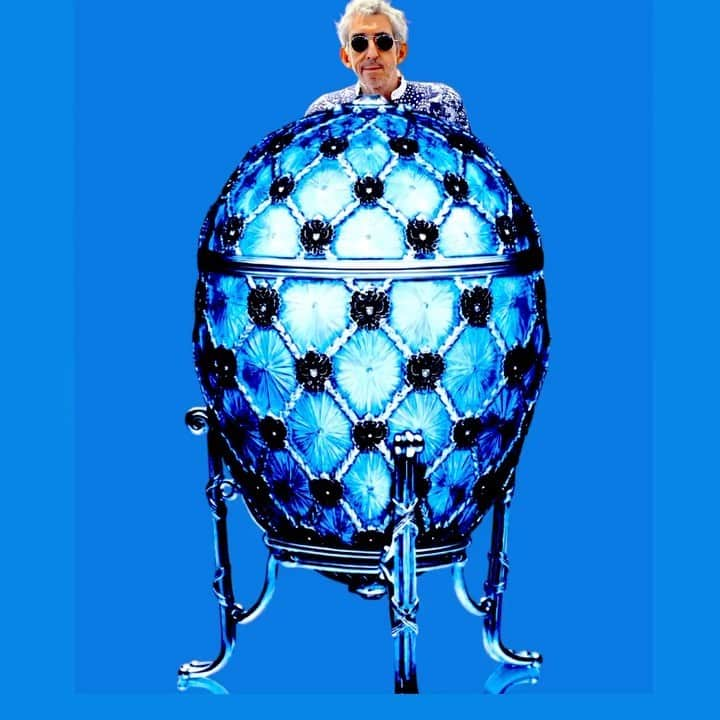 ミッシェルクランのインスタグラム：「. Wishing everyone a very happy Easter Sunday  Playing hide and seek with one of my favorite Fabergé eggs  #easter #eastersunday #happyeaster #easterholidays #faberge #fabergeegg #michelklein #mimiliberte #love」