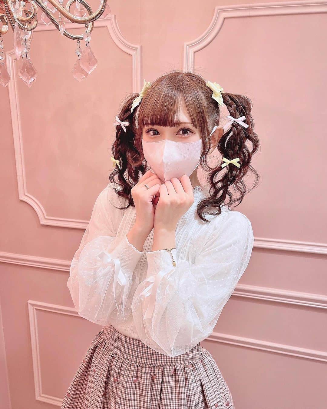 小日向くるみのインスタグラム：「「君に会う日はとびきり可愛くしなくちゃね！」     バースデーイベントは気合い入れてヘアメ！ ずっと行ってみたかったgroove♡groove(@groovegroove_ )さんでお願いしました💓 リクエスト通りにかわいくしてもらえてとっても嬉しい😊満足✨     #ヘアメ #ヘアメイク #ヘアセット #ヘアアレンジ #ツインテール  #japanesegirl #japan_of_insta #followme #kawaii #職業天使 #君の彼女 #裸眼 #裸眼女子」