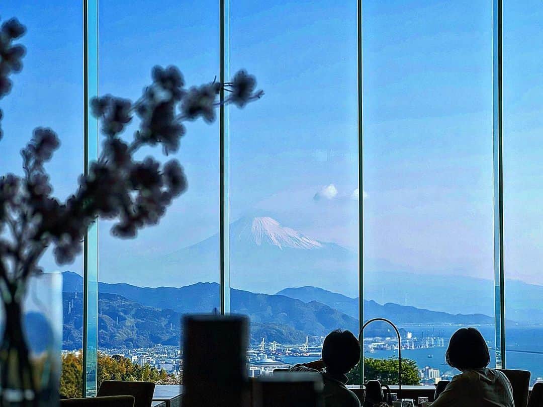 能美黎子さんのインスタグラム写真 - (能美黎子Instagram)「・ 富士山の見える絶景ホテル🗻  静岡にある“日本平ホテル” 別名“風景美術館”。  ちょうど桜が満開の時期で 富士山と桜が見られて圧巻でした🌸  1枚目のお写真は、 朝食をいただく「ザ・テラス」から見える景色。  朝食でいただける 目の前で焼いて下さるパンケーキが美味しかった🥞  お部屋から見える景色も素敵で、  ずっと見ていたい、 時が止まってほしいと思った 息を呑むほどの美しさ。  1日目は曇りで見えなかったけど 2日目は快晴でこの景色。  こんな素敵なホテルがあったんだと 知ることがで来て良かったホテル。  静岡に来たら、 また泊まります。  -------------------  日本平ホテル 〒424-0875 静岡県静岡市清水区馬走1500-2 TEL:054-335-1131  -------------------  #日本平ホテル #日本平 #静岡観光 #静岡絶景 #富士山🗻 #富士山が見える場所 #富士山が見える宿 #絶景スポット #日本の絶景 #絶景ホテル #東京女子部#美黎旅 #日本の美 #富士山と桜 #また行きたい場所 #ジェニックスポット」4月9日 22時30分 - reikonohmi