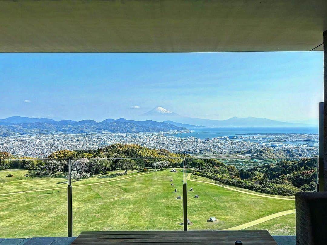 能美黎子さんのインスタグラム写真 - (能美黎子Instagram)「・ 富士山の見える絶景ホテル🗻  静岡にある“日本平ホテル” 別名“風景美術館”。  ちょうど桜が満開の時期で 富士山と桜が見られて圧巻でした🌸  1枚目のお写真は、 朝食をいただく「ザ・テラス」から見える景色。  朝食でいただける 目の前で焼いて下さるパンケーキが美味しかった🥞  お部屋から見える景色も素敵で、  ずっと見ていたい、 時が止まってほしいと思った 息を呑むほどの美しさ。  1日目は曇りで見えなかったけど 2日目は快晴でこの景色。  こんな素敵なホテルがあったんだと 知ることがで来て良かったホテル。  静岡に来たら、 また泊まります。  -------------------  日本平ホテル 〒424-0875 静岡県静岡市清水区馬走1500-2 TEL:054-335-1131  -------------------  #日本平ホテル #日本平 #静岡観光 #静岡絶景 #富士山🗻 #富士山が見える場所 #富士山が見える宿 #絶景スポット #日本の絶景 #絶景ホテル #東京女子部#美黎旅 #日本の美 #富士山と桜 #また行きたい場所 #ジェニックスポット」4月9日 22時30分 - reikonohmi