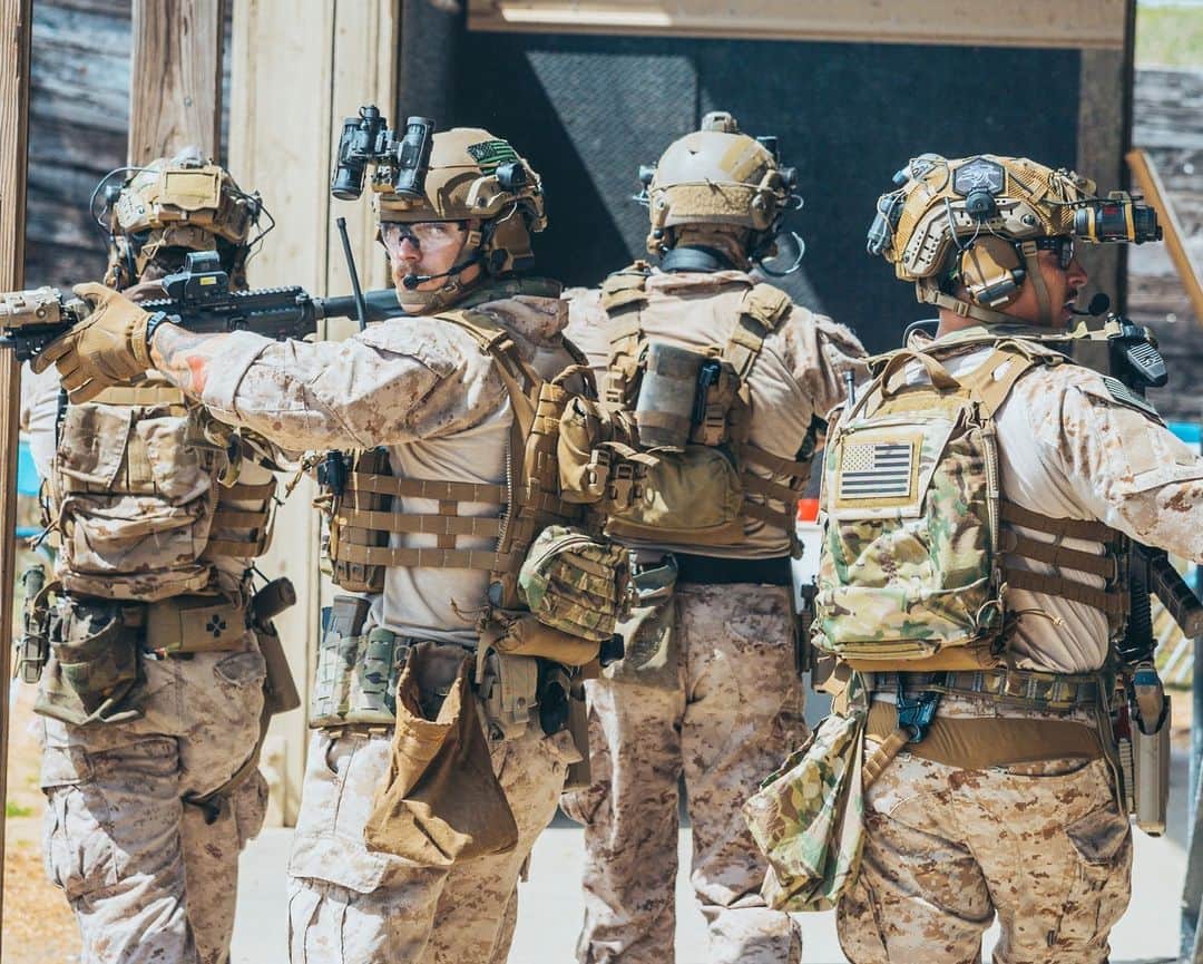 アメリカ海兵隊のインスタグラム：「Close Quarters  📍 Memphis, Tennessee (April 4, 2023)   #Marines with Maritime Special Purpose Force (MSPF), @26meu, conduct a live-fire close-quarters battle exercise at the Tier 1 Group (T1G) compound.  The training at T1G enhances MSPF’s knowledge of weapons and tactics, breaching, operational medicine, and lethality in preparation for the #26thMEU’s upcoming deployment.   📷 (U.S. Marine Corps photo by Cpl. Kyle Jia)  #USMC #Military #MarineCombatArms」