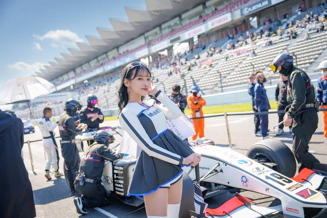 引地裕美のインスタグラム：「スーパーフォーミュラRd.2 富士🗻✨ 寒い中応援ありがとうございました❄️  19号車▶︎13位 20号車▶︎21位 悔しい結果となりましたが、2台とも責めた走りでドキドキさせてくれました☺️  初SFはちょっとの緊張と🤏🏻 ワクワクから始まり🫨笑  とってもとっても楽しかったです🐕💓  SFの流れが分かったので、 第3戦はみんなともっとお話ししたいなと思いました☝🏻🖤  次戦は再来週の鈴鹿サーキットだね🦌🎡 寒かったと思うのでお家でゆっくりしてね🧶🧶🧶  私は寒すぎて疲れすぎてソファーに背中がくっついて動けません🦭笑  またすぐ会いましょう🫶🏻  #mobil1 #mobil1レーシングサポーターズ #teamimpul  #itochuenexteamimpul #superformula #sformula #スーパーフォーミュラ  #UMine #japanese #japanesegirl #일본 #costume #レースクイーン #rq #モータースポーツ #motorsports」