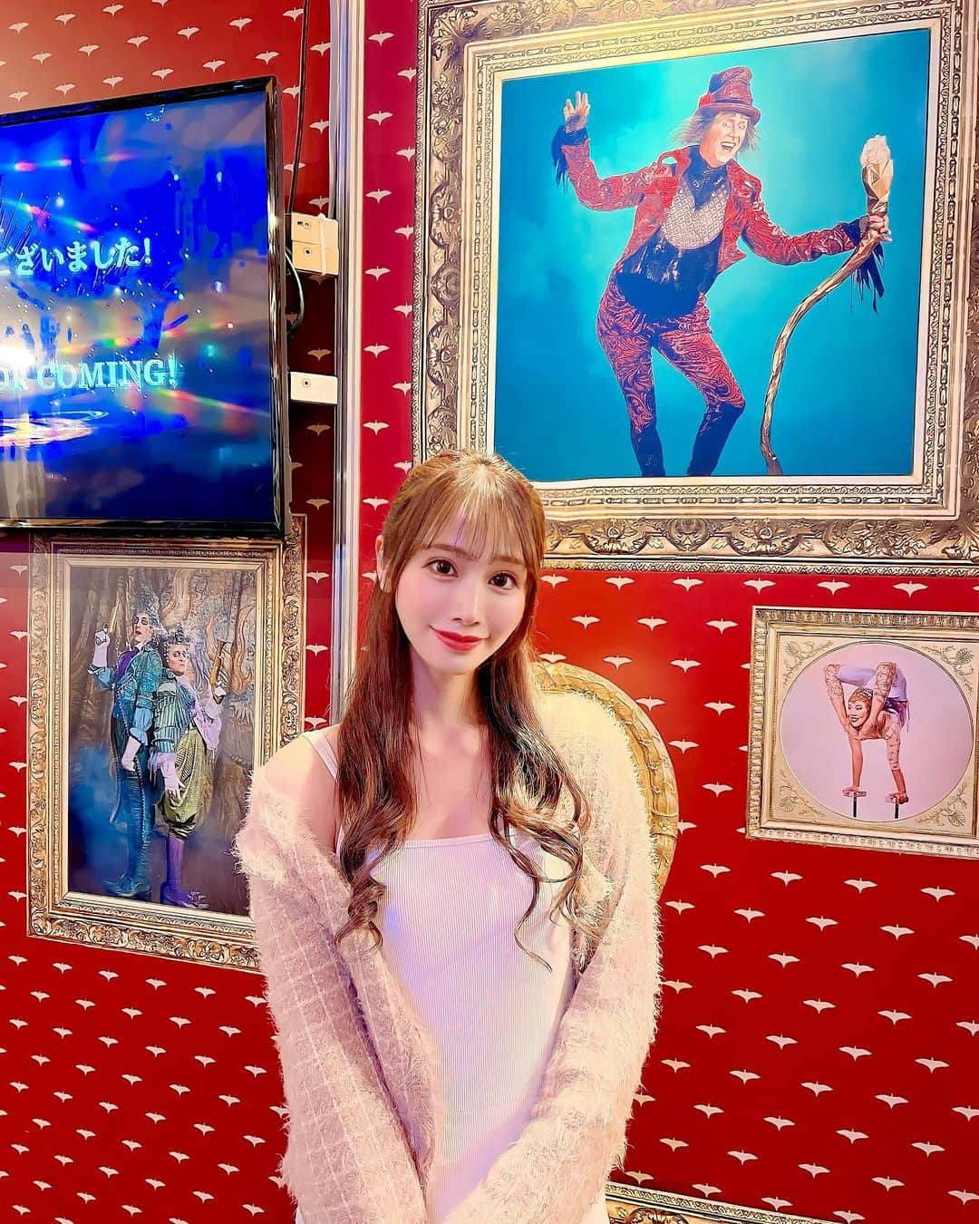 藤田香澄のインスタグラム：「シルクドゥソレイユのダイハツアレグリア観てきました🎪🧚🏻‍♀️✨  人生に一度は観てみたいと思っていたシルクドゥソレイユが日本で観れるとは思いませんでした😭💠  外観のサーカステントを見つけてワクワクが膨らみ、いざ開演してからは独特な世界観に包まれたダンスや生歌、生演奏に魅了され、かとおもいきやクスッと笑う様な場面や、同じ人間とは思えない程のアクロバティックな演技に、どうなってるのか理解不能な身体能力を観ていると気持ちが追いつかず、空中ブランコの時には気付けば声が出てしまうほどの迫力でした🥲✨  心がざわつきながらも引き込まれる独特な世界観、本当に魅了されました！  今回かすみんに貸切公演にご招待頂きました🥰 かすみん、のんたん楽しい時間を有難う〜🌸  また公演が終了する前にもう一度見に行きたいです🥹！！  .  .  .  .  .  .  .  .  .  .  .  .  #ダイハツアレグリア #アレグリア #シルクドゥソレイユ #シルクドゥソレイユ東京公演 #サーカス #cirquedusoleil #alegria #circus」