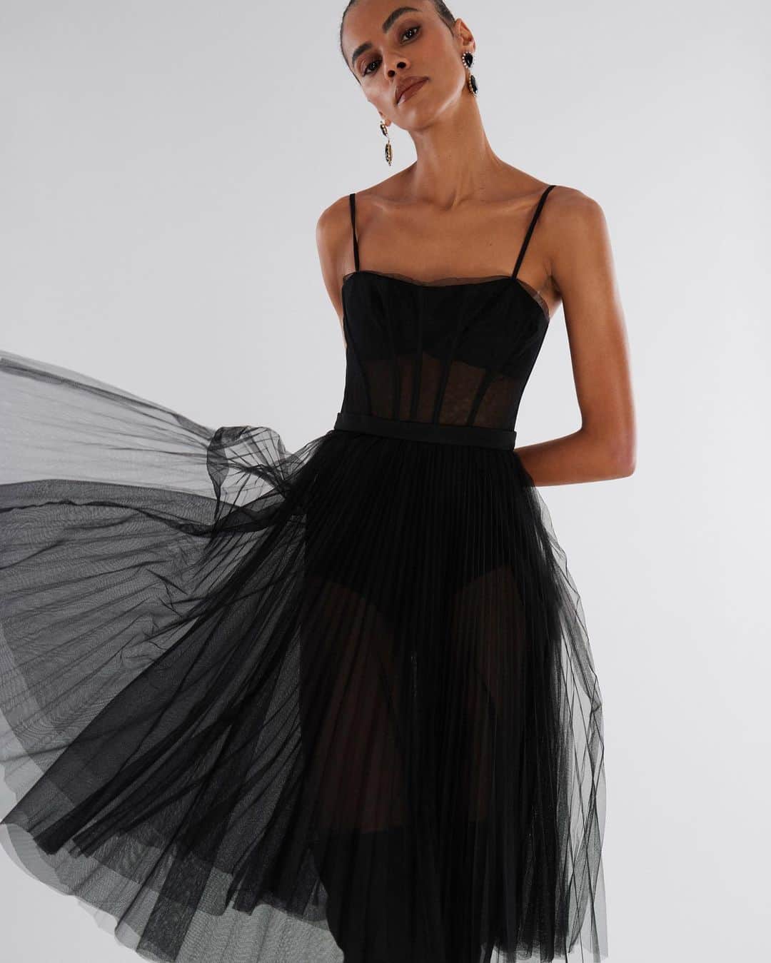 BCBGマックスアズリアのインスタグラム：「twirling and tulling 🖤 #BCBGMAXAZRIA」