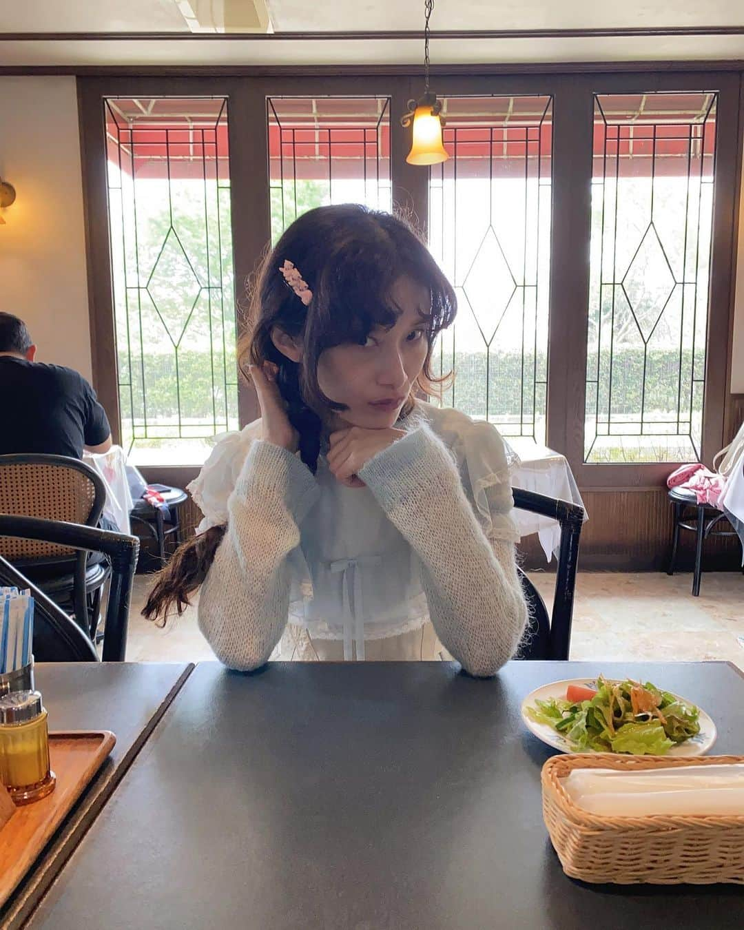 小藪奈央さんのインスタグラム写真 - (小藪奈央Instagram)「. 外観だけじゃなくて味も最高でした。 ビーフシチューハンバーグはハンバーグの上に柔らかいビーフと甘めの濃厚なソースがかかってて、絶妙でした。 野菜も完璧なbaked and boiled具合🥕🥔 また食べに来たい。  このマンション可愛いなあ💭」4月9日 22時25分 - nao_now