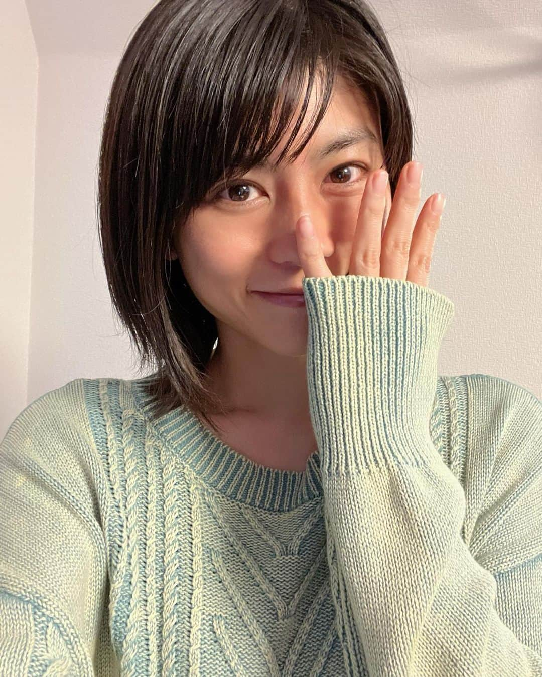 芳野友美さんのインスタグラム写真 - (芳野友美Instagram)「出演映画『コザママ♪ 歌って！コザのママさん!！』の予告編第一弾が完成したそうです！！！ カッコいい❤︎ ありがたいこに私も予告編に入れてもらってます☆ 私のブログに貼ってるリンクから、もしくはYouTubeで検索していただけたら見られます☺︎ 　 公開はもう少し先になるそうですが、来週#沖縄国際映画祭 で一足お先に上映されますよー♪ 良かったら見に行ってください！ 　 今日は3歳乙女たちのクラシック第一弾#桜花賞 ！ #リバティアイランド が1番人気に応えて勝利☆ 後ろから一気にごぼう抜きする姿がカッコよすぎた！！ めちゃくちゃ強いな！ 　 来週は男の子の番#皐月賞 です♪ こちらも楽しみ～☆ 　 最後に全然関係ないけど、伸びてた爪をやっと切ってサッパリした写真（笑）」4月9日 22時25分 - yumi_yoshino_1980