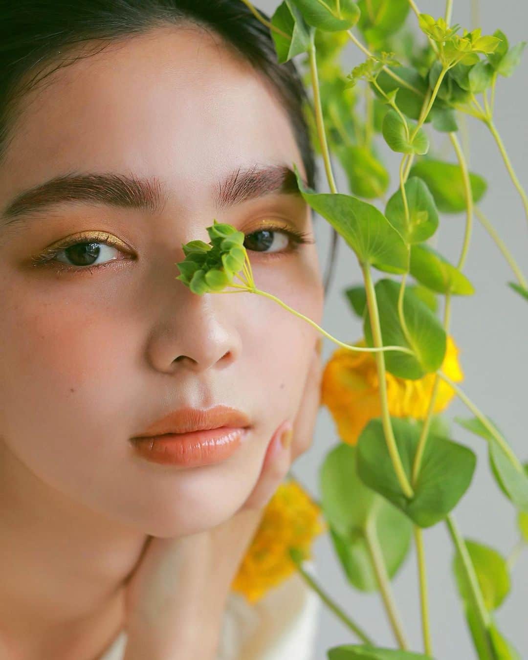 谷口翠彩のインスタグラム：「𝚂𝚙𝚛𝚒𝚗𝚐 𝚒𝚜 𝚊𝚛𝚘𝚞𝚗𝚍 𝚝𝚑𝚎 𝚌𝚘𝚛𝚗𝚎𝚛.⋰✾   yellow 🌙⭐️ eye💫  . . .  #みどめいく#みどへあめいく#春#春メイク#黄色#カラーメイク#イエローメイク」