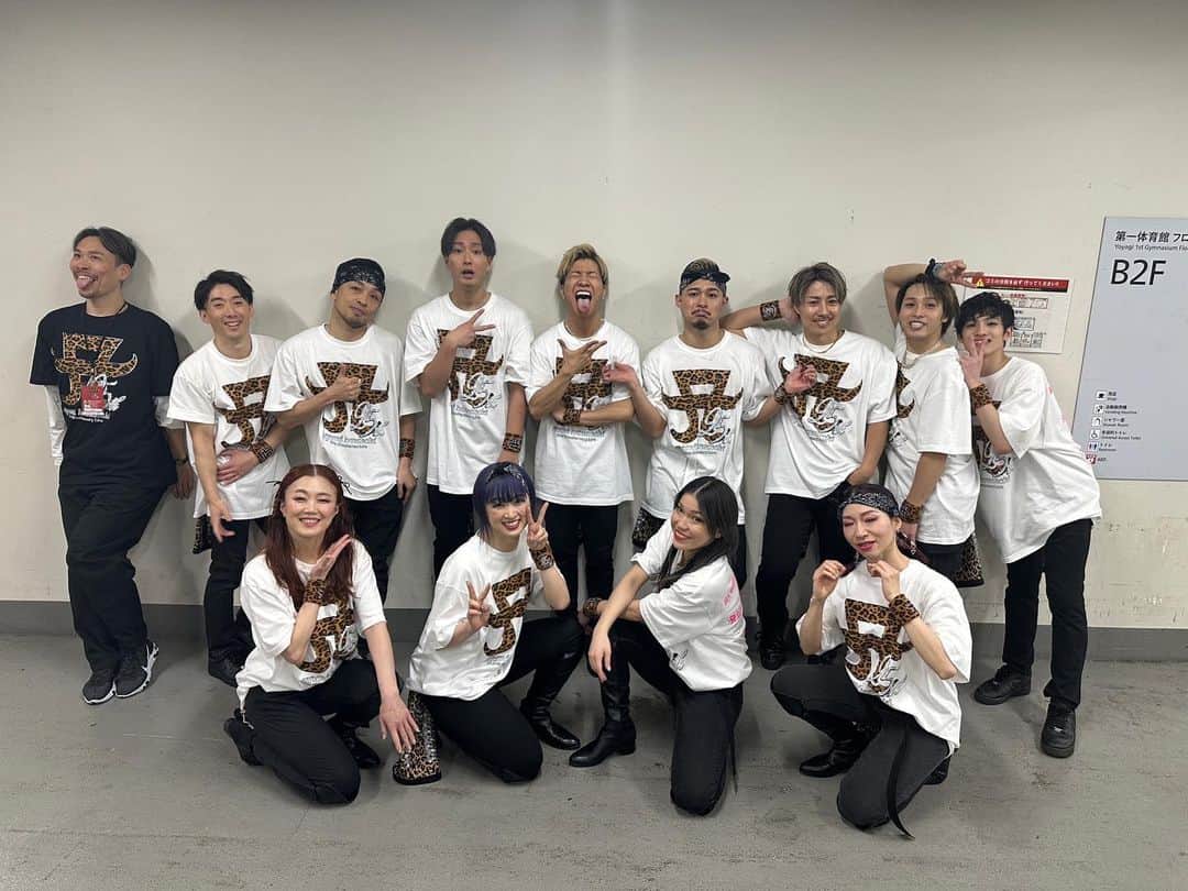 ZIN（神優作）のインスタグラム：「・ 改めまして、 あゆちゃん25周年おめでとうございます！  本当に素敵な時間を一緒に居れた事嬉しく思います。  なんでもそうですが、「始める」ことより、「続ける」という事の方が断然難しくて、 それを考えた上で、昨日のライブを思い出すと、四半世紀、25年これを続けてるって事が本当に本当にとんでも無い事だなと改めて思いました。  そして、もう一つ感じた事。 25周年のお祝いという事もあるかと思いますが、何だか空気感がコロナ前の感じがしました。  あ、やっと戻ったかもと感じました。  なので、ここから始まるあゆちゃんの25周年イヤー、もっともっと皆で盛り上げて行きましょー！！！🔥🔥🔥🔥🔥  最後に、 共にステージに立っていた仲間たちもお祝いに来てくれてました！ こういうのって良いね☺️ 楽しかった😊  #ayumihamasaki  #25th #anniversary  #live #entertainment  #entertainer  #dance #dancer」