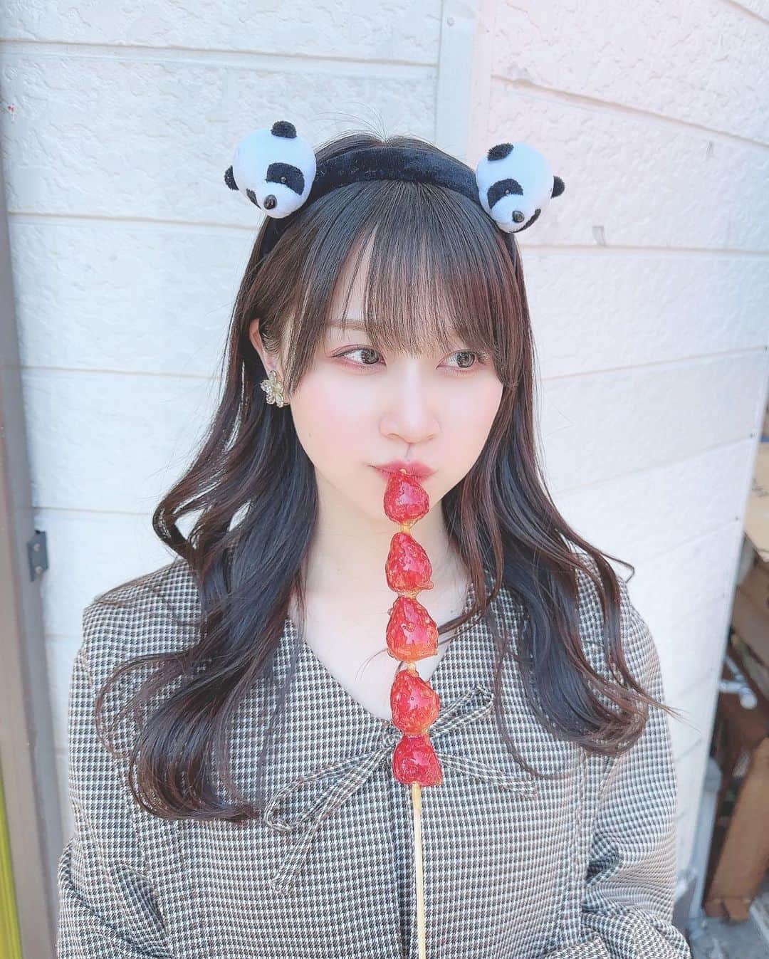 八木沙季のインスタグラム：「🤍🤍  中華街でいちご飴食べた🍓 めちゃくちゃおいしかったけど 2枚目のような顔になるので デートには不向きかもです🫡笑  #横浜中華街  #横浜中華街食べ歩き  #いちご飴」