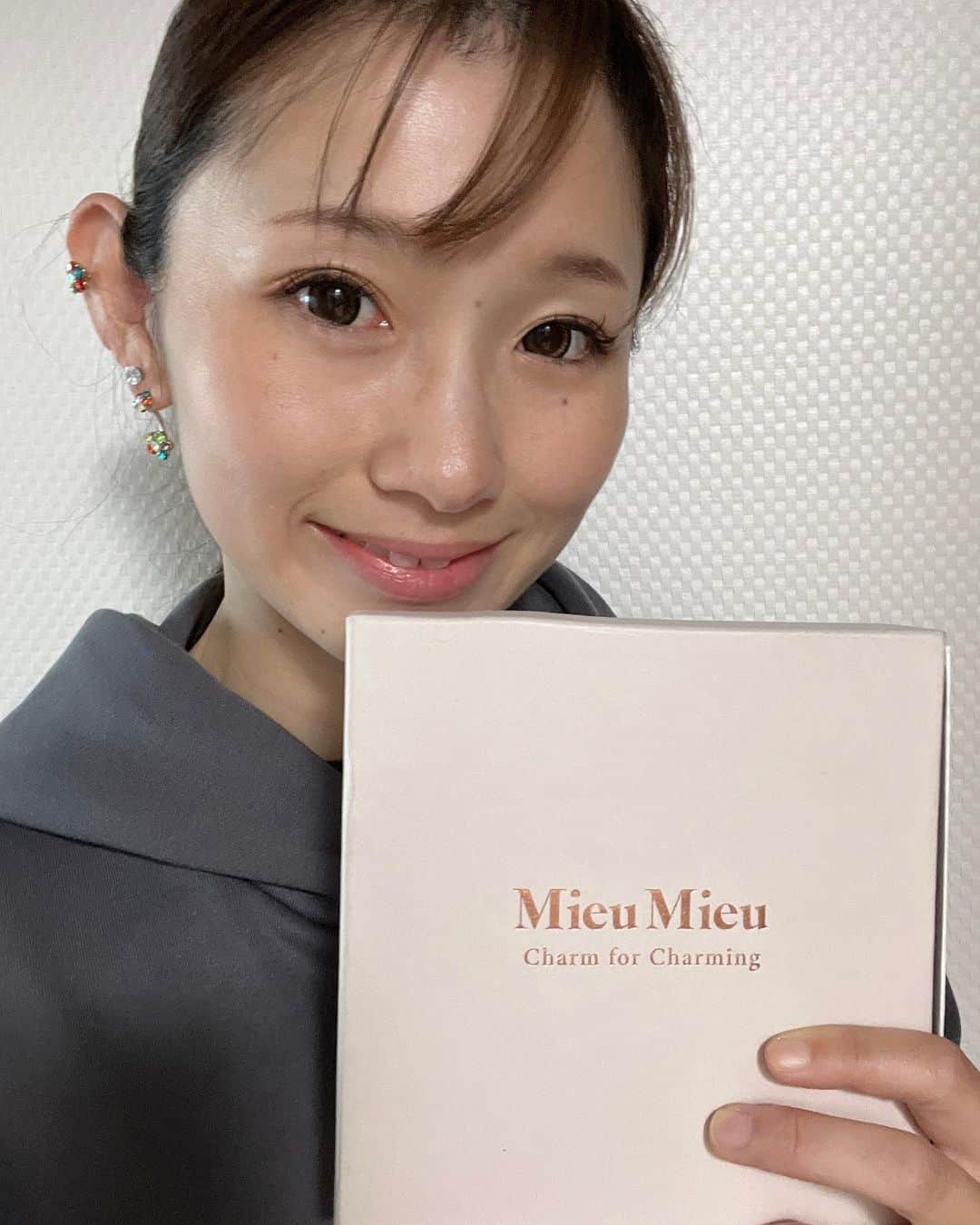 中里さや香のインスタグラム：「れれ（娘が呼ぶ呼び方笑）　@r.enjoy_golf がオススメする MieuMieu @mieumieu_by_hoyu がとにかく良い💓  髪の毛にかけるスプレーなんだけど、日焼け止め効果＋髪のダージケアもしてくれる👏  雨以外、毎日絶対公園には連れてってあげるから頭←特に頭皮って日焼けして赤くなるからこのスプレーでシュッとするだけで日焼け止めの効果もあるからありがたい〜🙇‍♀️✨  4種類のフレグランスなんだけど、どれも某ブランドみたいな香りですっごく良い匂い☺️ ・花束からの愛嬌を感じられる香り ・南国のウッディ感漂う香り ・小悪魔的な香り ・ホワイトムスクの香り があるけど、私のオススメは南国のウッディ感漂う香り💓  良い香りだから頭に虫とかが止まらないか心配です笑🤣  #mieumieu#ミュミュ#日焼け止めスプレー#髪の毛日焼け止め #フレグランス#ダメージケア#日焼け防止#hair#女の子ママ #1歳7ヶ月」