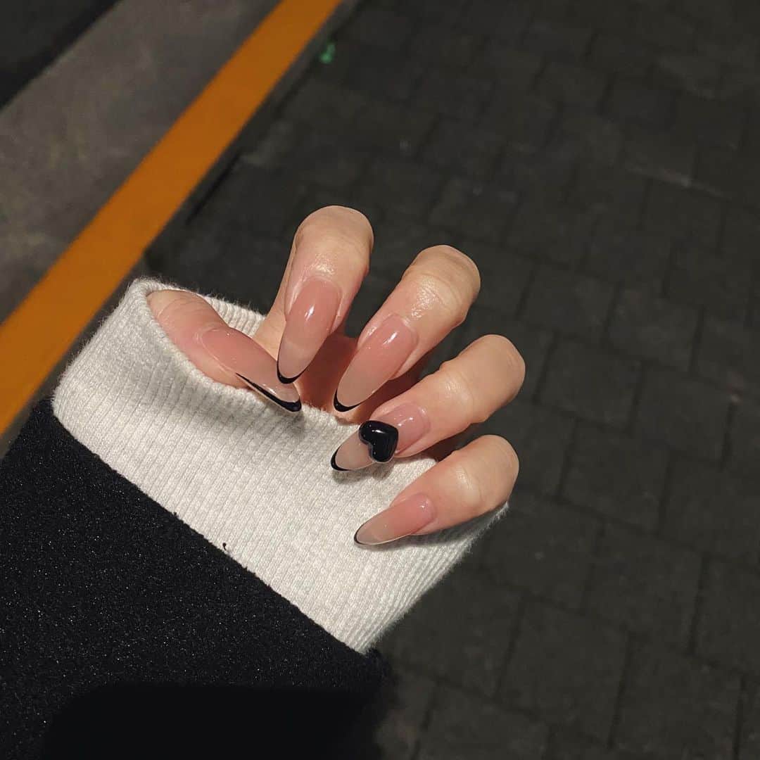 山口はのんのインスタグラム：「🖤💫 . . . このネイルにして最初の頃、 なんか付いてる！って定期的に薬指にびっくりしてました😕 . #ネイル」