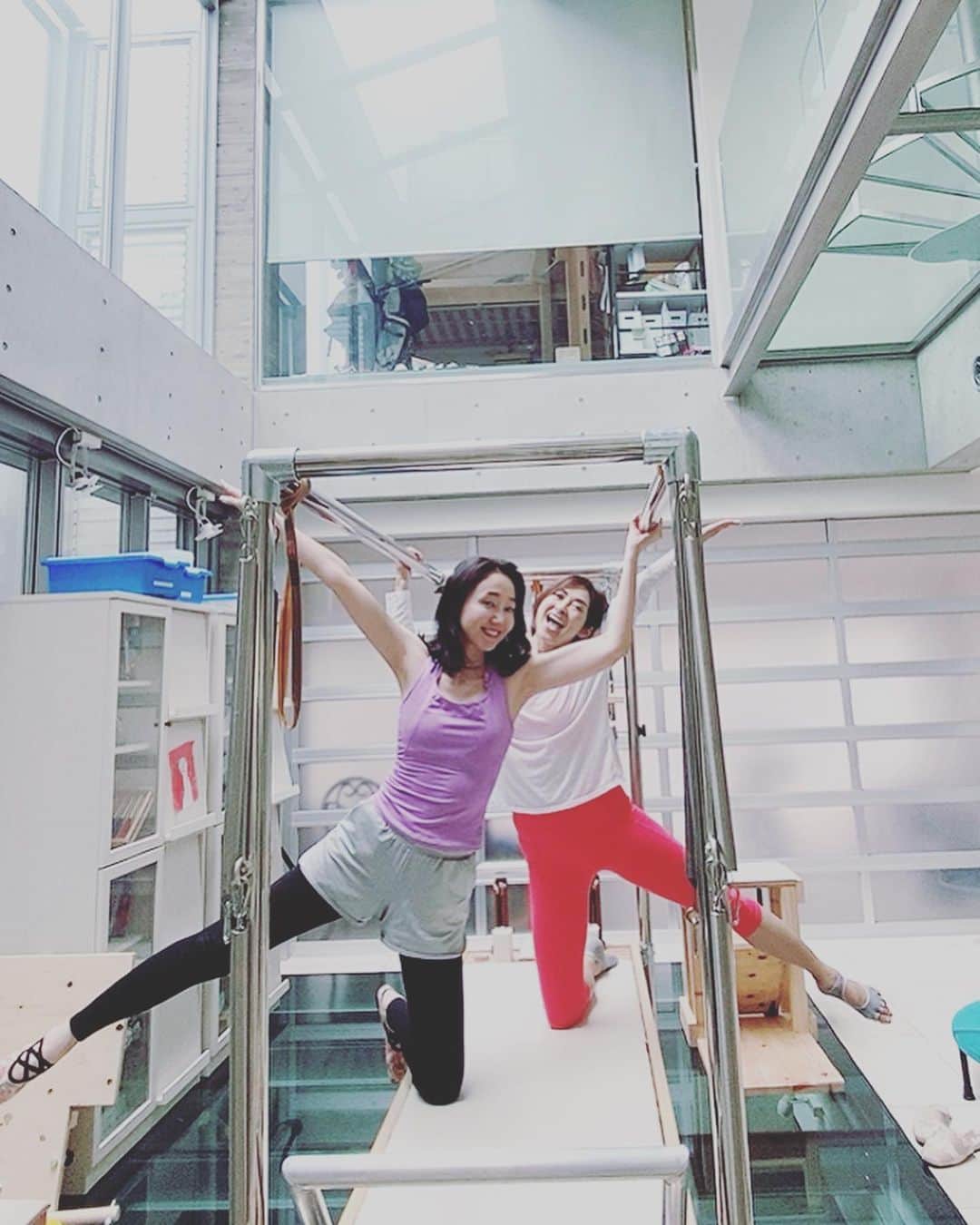 織香のインスタグラム：「恒例のピラティス女子会🌸  （2枚目の政美ちゃんすごいでしょー🤣）  政美ちゃんの素敵なお宅で みっちりトレーニングしてもらった後 みんなで乾杯〜🥂💕💕  🥂と楽しいお喋り ご褒美が待ってるから頑張れる😊  計9匹のニャンコにも癒されたぁ🐱💕💕  心も体もデトックス❤️  @pinko0122  #ピラティス #試験合格おめでとう🎉  @harumi_nakajima  #トレーニング #楽しそうすぎた😆  @reiyoshikawa  #love❤️  #pilates #🥂 #thankyou」