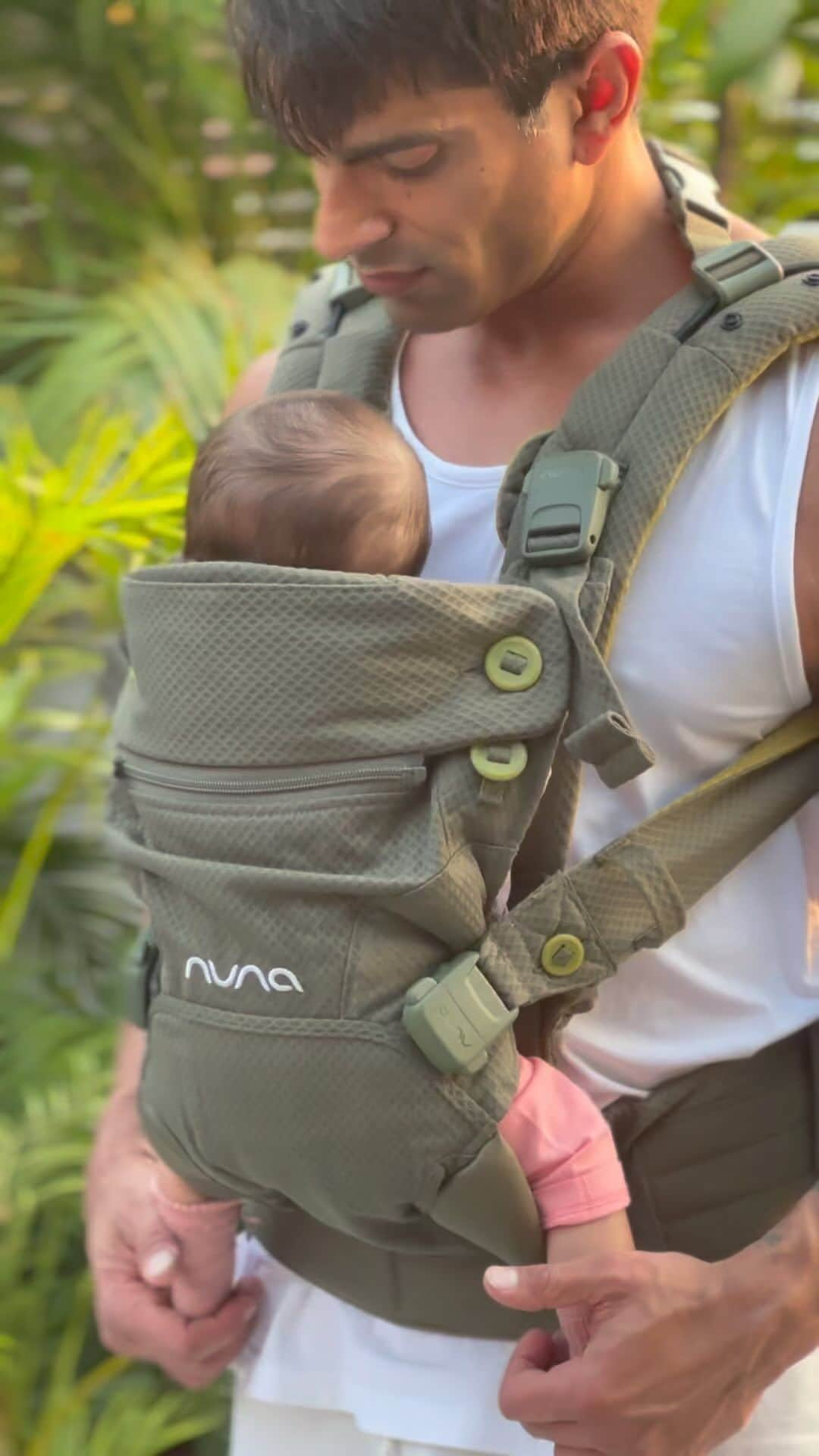 ビパシャ・バスーのインスタグラム：「I got you❤️🧿 @nuna_india  @nuna_international  #devibasusinghgrover #fatherdaughter #monkeylove」