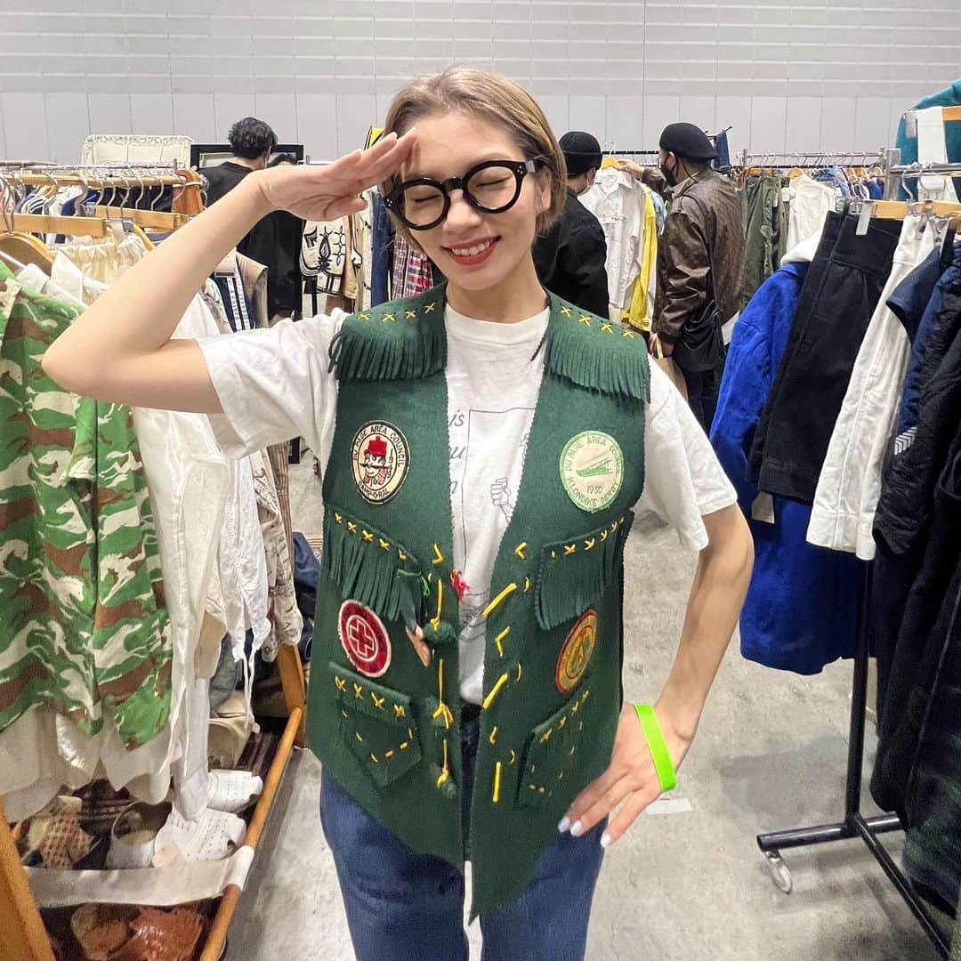 矢部ユウナのインスタグラム：「150店舗のvintageshopが集まるVCMへ🦠沢山のお店を取材させていただきました。  写真は　@verandah_women さんのとっても可愛い1950年代のボーイスカウトのベストなんだって！70年前のお洋服。  一つ一つのお洋服にストーリーがあり、とても面白いお話を沢山聞けた1日でした☺︎  YouTubeお楽しみにです👐🏼 どんどんvintageにはまっていく🫠  はあ楽しかったけど欲しいものがありすぎて大変だった🕺笑  #vintage #used #vcm #market #1950」