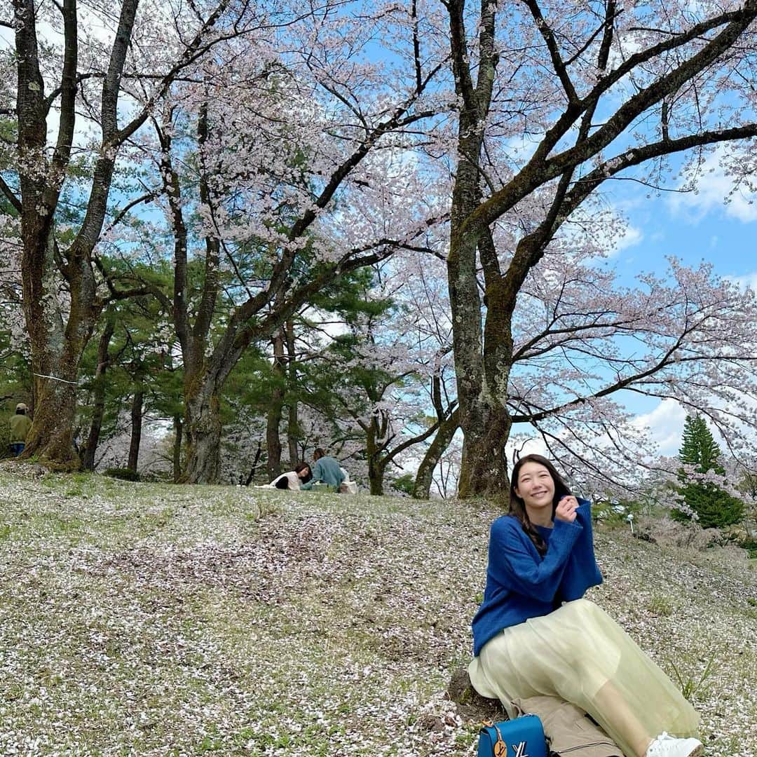 穂川果音さんのインスタグラム写真 - (穂川果音Instagram)「桜追いかけ旅🌸 東京の桜が散ってしまったので、新潟の長岡まで行ってきました！ なんで長岡なの？という質問がありましたが、この週末で見頃になりそうな場所で、アクセスが良いかつ行ってみたいところで選びました😊 悠久山公園のソメイヨシノはもう散り始めでしだれ桜が見頃でした（4／9時点) 酒蔵が沢山あったりで観光も楽しめたので、またインスタにも載せますね〜✨  #悠久山公園　#お花見　#桜　#新潟　#長岡　#sakura #桜2023 #trip #japantrip」4月9日 22時46分 - hokawakanonn