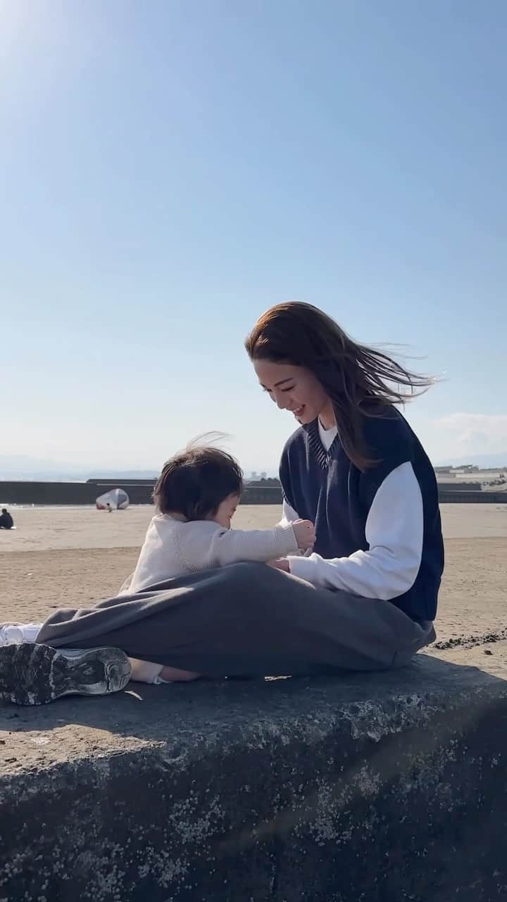 志田友美（ゆうみん）のインスタグラム：「あっという間に８ヶ月👶🏻🫶🏻  愛おしさが爆発する毎日🌈  これからもたくさん色んな所行ってみんなから愛貰おーね🤍  毎日幸せをありがとう🩷🩷  #8ヶ月ベビー #令和4年ベビー #女の子ママ」