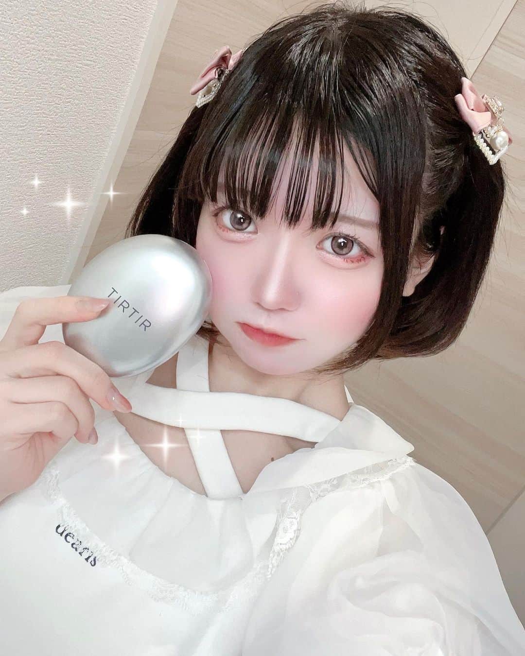 千夢のインスタグラム：「！TIRTIRさんのマスクフィットシリーズ新作を頂きました！🎀  既存の赤ver.を日常使いしてたので待望すぎる😭 こちらはツヤ肌重視でナチュラルな光沢感があったよ〜✨ しっとり保湿感と紫外線対策もできるのでこれからの季節めっちゃありがたい☀️ どちらも好きなので日によって使い分けたいな♪  このシリーズ見た目たまご型なのも個人的に可愛くて好き！ 既存の黒とピンクもあるのでそれも含めて全部比較してみたい💕  #tirtir #tirtirクッションファンデ  #マスクフィットシリーズ  #マスクフィットオーラクッション #pr #コスメ #コスメ紹介  #コスメレポ #コスメレビュー  #地雷 #地雷女子  #地雷女 #地雷系  #地雷系女子 #量産型ヲタク  #量産型コーデ #量産型女子  #量産型  #cosplay #cosplayer #cosplays #cosplaying #cosplaygirl #cosplaymodel #cosplayersofinstagram #cosplaymakeup #model #kawaii」