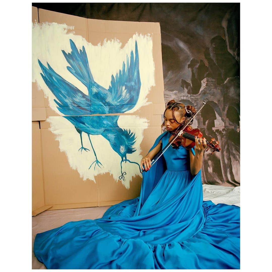Elena Rendinaのインスタグラム：「💙🎻💙🎻💙  portrait of composer @damsel.elysium  for @numerotokyo playing in front of a bird painted by me 💙 swipe to watch them play backstage 🎻💙  I’ve made this blue bird over a memory I have of the prettiest bird I’ve ever seen in Lost Lake, Yellowstone Park 🪺 shiny bright blue feathers」