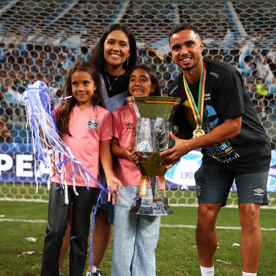 ファビオ・ペレイラ・ダ・シウヴァのインスタグラム：「Que felicidade, campeão 💙💙 Minha família minha base.」