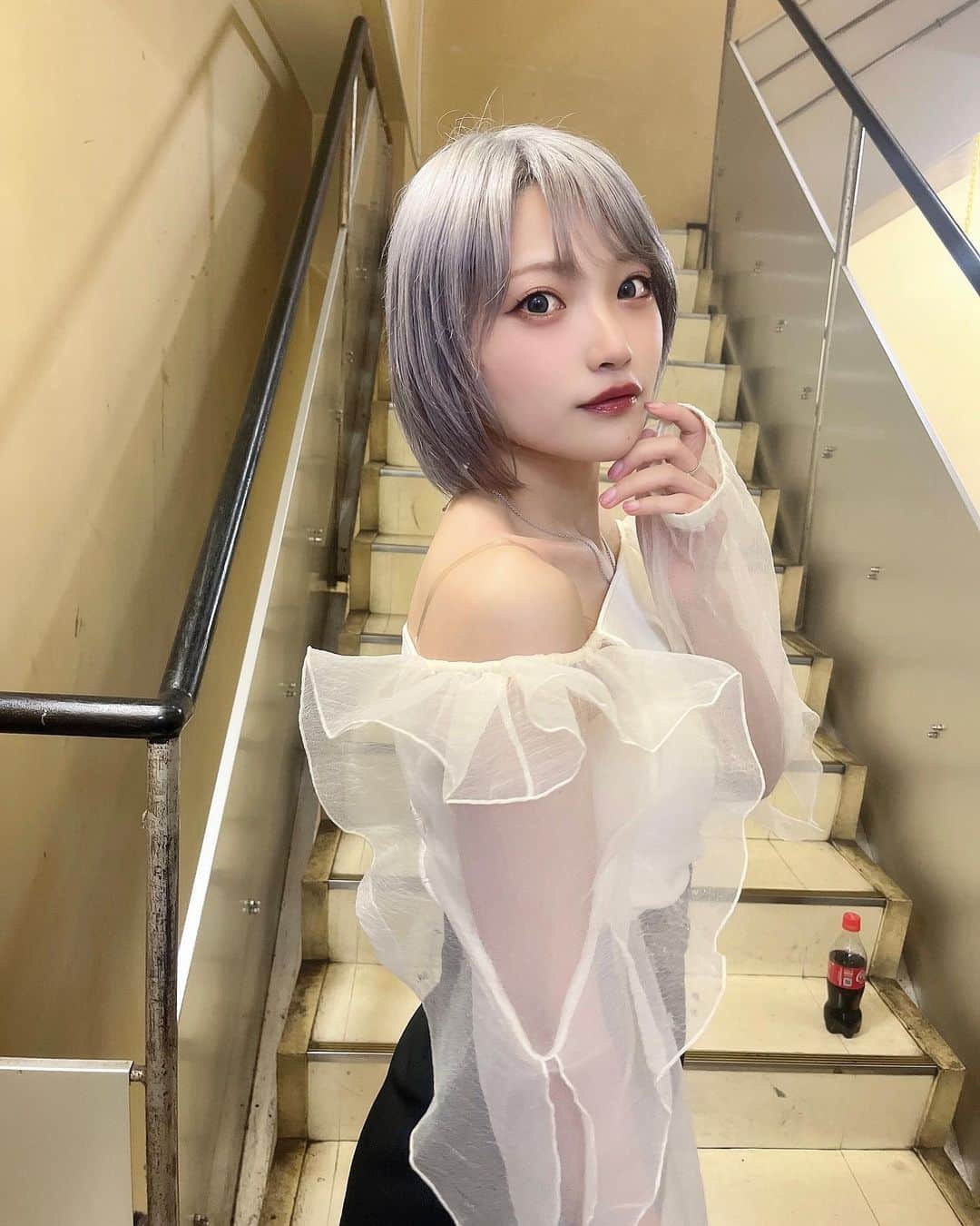 東條ゆりあのインスタグラム：「私はコカ・コーラゼロしかのまないので後ろのコーラは私のじゃありません❕❕❕❕❕  あったかくなったりさむくなったりめちゃくちゃ難しい〜😣春服かいたい」