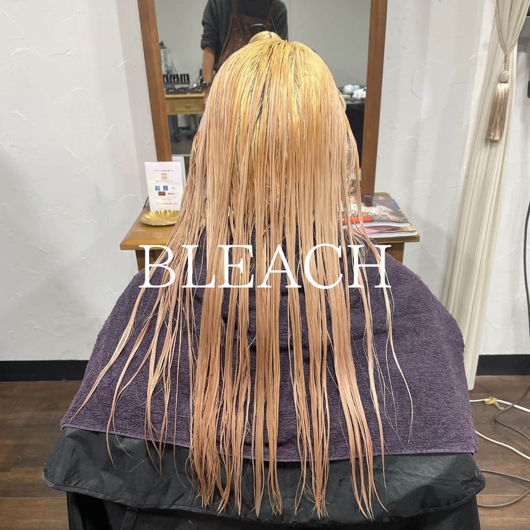 西川ヒロキさんのインスタグラム写真 - (西川ヒロキInstagram)「ホワイトベージュのシャドールーツ . ▪️こだわり 【カラー】 ハイトーンにしたいけど思い通りの色にならない方やダメージが気になる方お任せください しっかりとダメージケアをしてブリーチやカラーのダメージを徹底的に減らします。 ⁡ 【カウンセリング】 新規のお客様はカウンセリングに30分取ってます。 しっかりとしたカウンセリングで悩みを解決します。 DMでも質問承ってます。お気軽にご連絡ください。 ⁡ 【こんな方にオススメです！！】 ・マンツーマンで接客してほしい方 ・理想のカラーを手に入れたい方 ・ずっと通える美容室を探している方 ・プライベートサロンを探している方 ・子供がいても気軽に通いたい方 ・カラーのダメージで悩んでいる方 ・日々のお手入れを楽にしたい方 ⁡ 【プライス】 ハイライトに掲載してます DMでも聞いてください。 . . フォローと保存をしてくださると嬉しいです。 . ⁡ 店名 Lien（リアン） 住所 香川県丸亀市川西町北680-1 ⁡ ご予約の時は ・お名前フルネーム ・日時 ・メニュー わからない時はイメージ写真 ブリーチする場合は必ず記入 マンツーマンなので書いていないとできない場合があります ・今までの履歴 縮毛矯正、黒染め、パーマ、セルフカラーなど #香川美容室  #香川ブリーチ  #香川カラー  #ホワイトベージュ  #シャドールーツカラー  #香川美容師」4月9日 23時04分 - hiroki.hair
