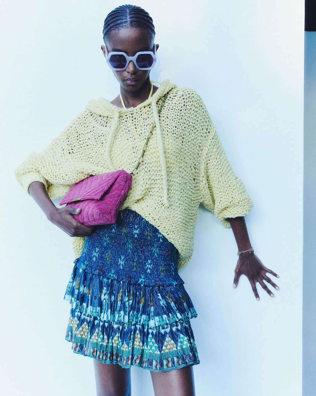イザベルマランのインスタグラム：「Summer escape. Bright colors and laid-back prints are the foundations of an effortless holiday wardrobe. Discover the Summer Escape Capsule via link in bio.  Photographed by @pablodiprima.   #IsabelMarant #IsabelMarantSS23」