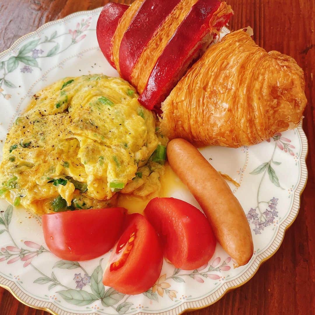 谷口菜津子さんのインスタグラム写真 - (谷口菜津子Instagram)「最近の朝飯  卵、肉が魚、野菜を冷蔵庫の残り物などでやりくりするのが定番になってきました。」4月9日 22時57分 - nco0707