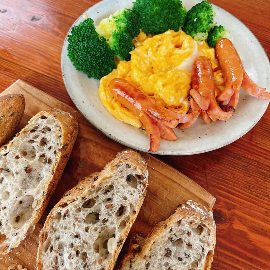谷口菜津子のインスタグラム：「最近の朝飯  卵、肉が魚、野菜を冷蔵庫の残り物などでやりくりするのが定番になってきました。」