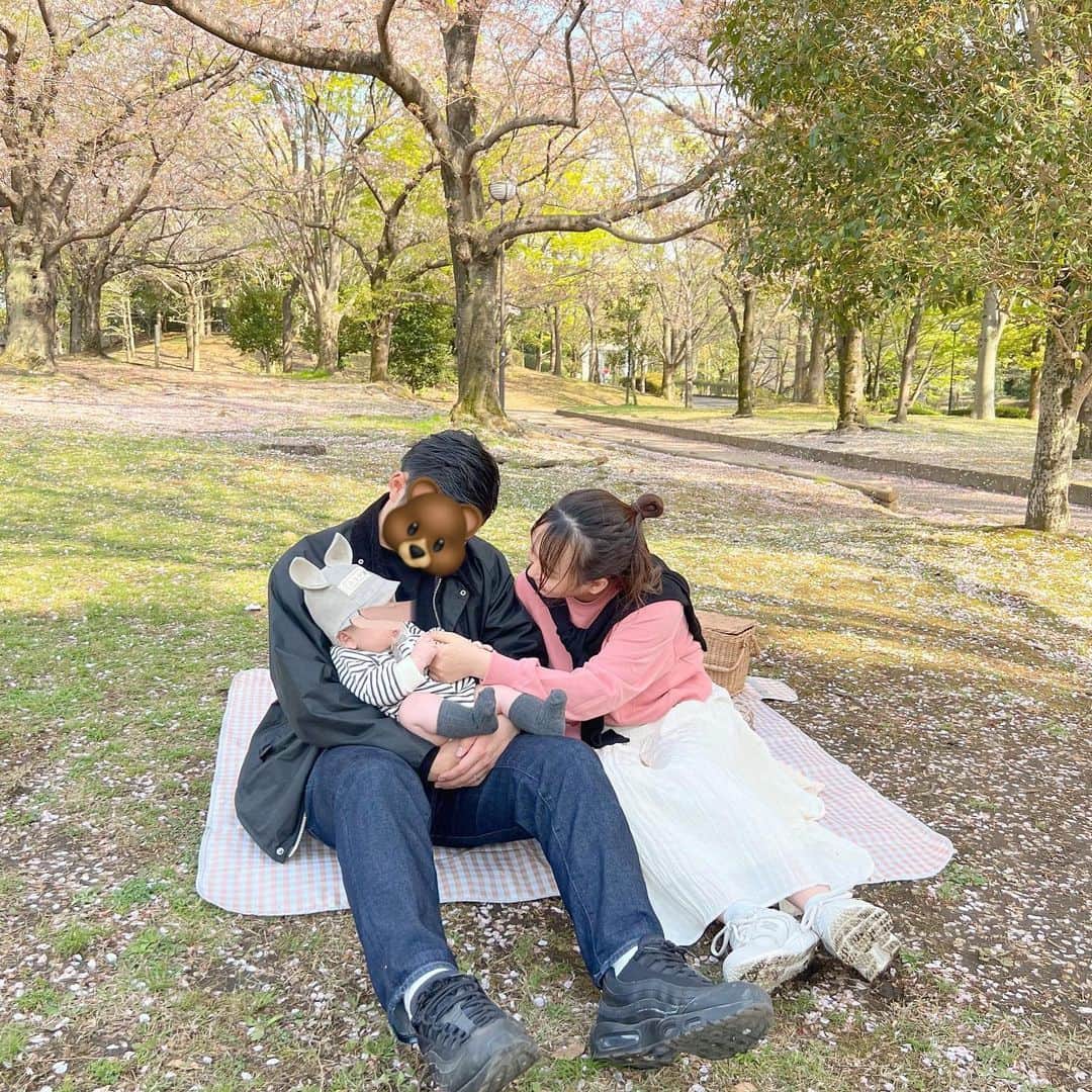haruさんのインスタグラム写真 - (haruInstagram)「ㅤㅤㅤㅤㅤㅤㅤㅤㅤㅤㅤㅤㅤ ㅤㅤㅤㅤㅤㅤㅤㅤㅤㅤㅤㅤㅤ ㅤㅤㅤㅤㅤㅤㅤㅤㅤㅤㅤㅤㅤ いつかの family day 👨‍👩‍👦♡  近くの公園を散歩して 少しゆっくりしただけだけど とっても楽しかった〜☺️.ᐟ  ASH🌿のボンネットかわいすぎるぅ👶🏻💕笑  今年はたくさん桜を楽しめて嬉しかったなぁ🥹🌸 お友達とのお花見photoも載せたい .. 🥺🤍  そんな今日でちび🐻くん５ヶ月！ はやいなぁ..🥹🤍  #familyphotos#家族写真#男の子ママ#令和4年ベビー」4月9日 22時58分 - __haru3