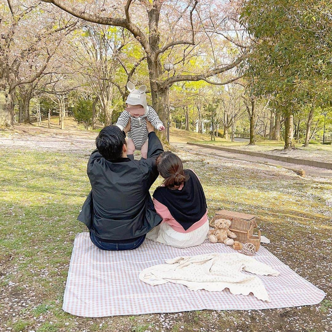 haruさんのインスタグラム写真 - (haruInstagram)「ㅤㅤㅤㅤㅤㅤㅤㅤㅤㅤㅤㅤㅤ ㅤㅤㅤㅤㅤㅤㅤㅤㅤㅤㅤㅤㅤ ㅤㅤㅤㅤㅤㅤㅤㅤㅤㅤㅤㅤㅤ いつかの family day 👨‍👩‍👦♡  近くの公園を散歩して 少しゆっくりしただけだけど とっても楽しかった〜☺️.ᐟ  ASH🌿のボンネットかわいすぎるぅ👶🏻💕笑  今年はたくさん桜を楽しめて嬉しかったなぁ🥹🌸 お友達とのお花見photoも載せたい .. 🥺🤍  そんな今日でちび🐻くん５ヶ月！ はやいなぁ..🥹🤍  #familyphotos#家族写真#男の子ママ#令和4年ベビー」4月9日 22時58分 - __haru3