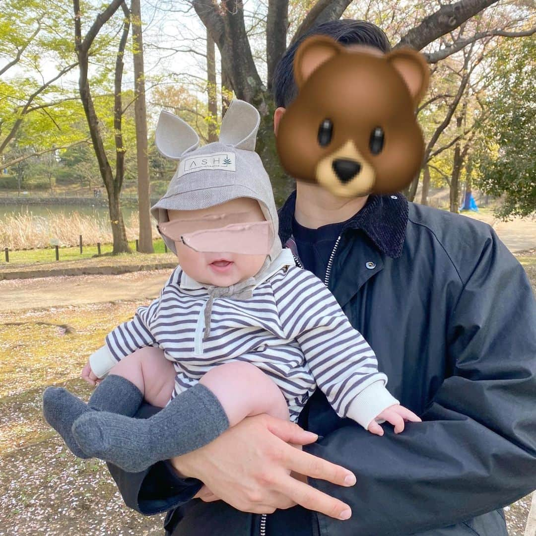 haruさんのインスタグラム写真 - (haruInstagram)「ㅤㅤㅤㅤㅤㅤㅤㅤㅤㅤㅤㅤㅤ ㅤㅤㅤㅤㅤㅤㅤㅤㅤㅤㅤㅤㅤ ㅤㅤㅤㅤㅤㅤㅤㅤㅤㅤㅤㅤㅤ いつかの family day 👨‍👩‍👦♡  近くの公園を散歩して 少しゆっくりしただけだけど とっても楽しかった〜☺️.ᐟ  ASH🌿のボンネットかわいすぎるぅ👶🏻💕笑  今年はたくさん桜を楽しめて嬉しかったなぁ🥹🌸 お友達とのお花見photoも載せたい .. 🥺🤍  そんな今日でちび🐻くん５ヶ月！ はやいなぁ..🥹🤍  #familyphotos#家族写真#男の子ママ#令和4年ベビー」4月9日 22時58分 - __haru3