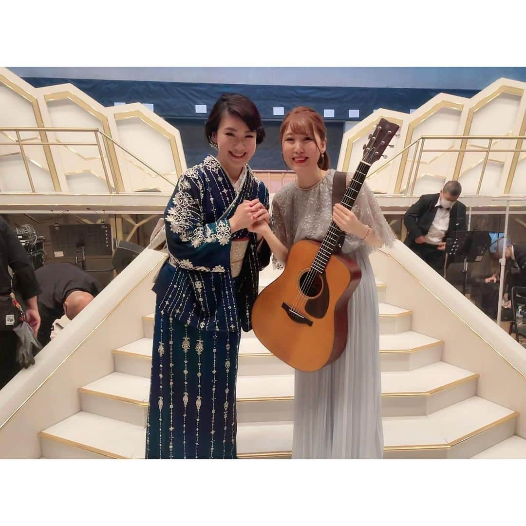 おかゆのインスタグラム：「🎼🐶🎏🎶🎸💫🌈  NHK-BS「#新・BS日本のうた」 ご視聴下さいました皆様、 会場でご観覧下さいました皆様、 ご出演の先輩方、スタッフの皆様、 パストラルかぞの皆様、 本当に有難うございました🌟🐶  先輩方が織りなす、熱唱のステージ！🔥 圧巻の歌唱に心を奪われました…🥲 日本の心、うたの心を鮮やかに映し出す 演歌・歌謡曲🎶  今回、私は市川由紀乃さんと 森山直太朗さんの「さくら」を 私の相棒ギター、YAMAHA FGX-5で…🎸🌸  大緊張でしたが、温かい由紀乃さんの 素晴らしい歌声と光栄な時間に涙が…🥲 村下孝蔵さんの「初恋」も ドキドキの初挑戦でした🥹🎏  同じ平成生まれの真田ナオキさん、 渡辺健太NHKアナウンサーとは トークコーナーでもご一緒させて頂き 加須市の魅力を共にお伝え出来たこと、 光栄に思いました🎏✨ 私も加須市の鯉のぼりのように、 世界を目指して、スケールの大きい歌を 届けられるよう日々高みを目指します！👉🏻🌈 大先輩！大川栄策さんとも 貴重なお写真を頂きました📸 朗らかなお人柄に心が和みます😊🎹  素晴らしい先輩方との貴重な回に 出演の機会を頂けたこと、 有難い挑戦の機会を頂けたこと、 心から感謝の気持ちで一杯です🥲🌈 改めて…本当にありがとうございました！🌟  #NHKBS #新BS日本のうた #埼玉県加須市 #市川由紀乃 さん #大川栄策 さん #真田ナオキ さん #渡辺健太 NHKアナウンサー #さくら #さくら独唱 #弾き語り #森山直太朗 さん #初恋 #村下孝蔵 さん #フォークソング #フォークソングの日  #YAMAHA #fgx5 #music #singersongwriter」